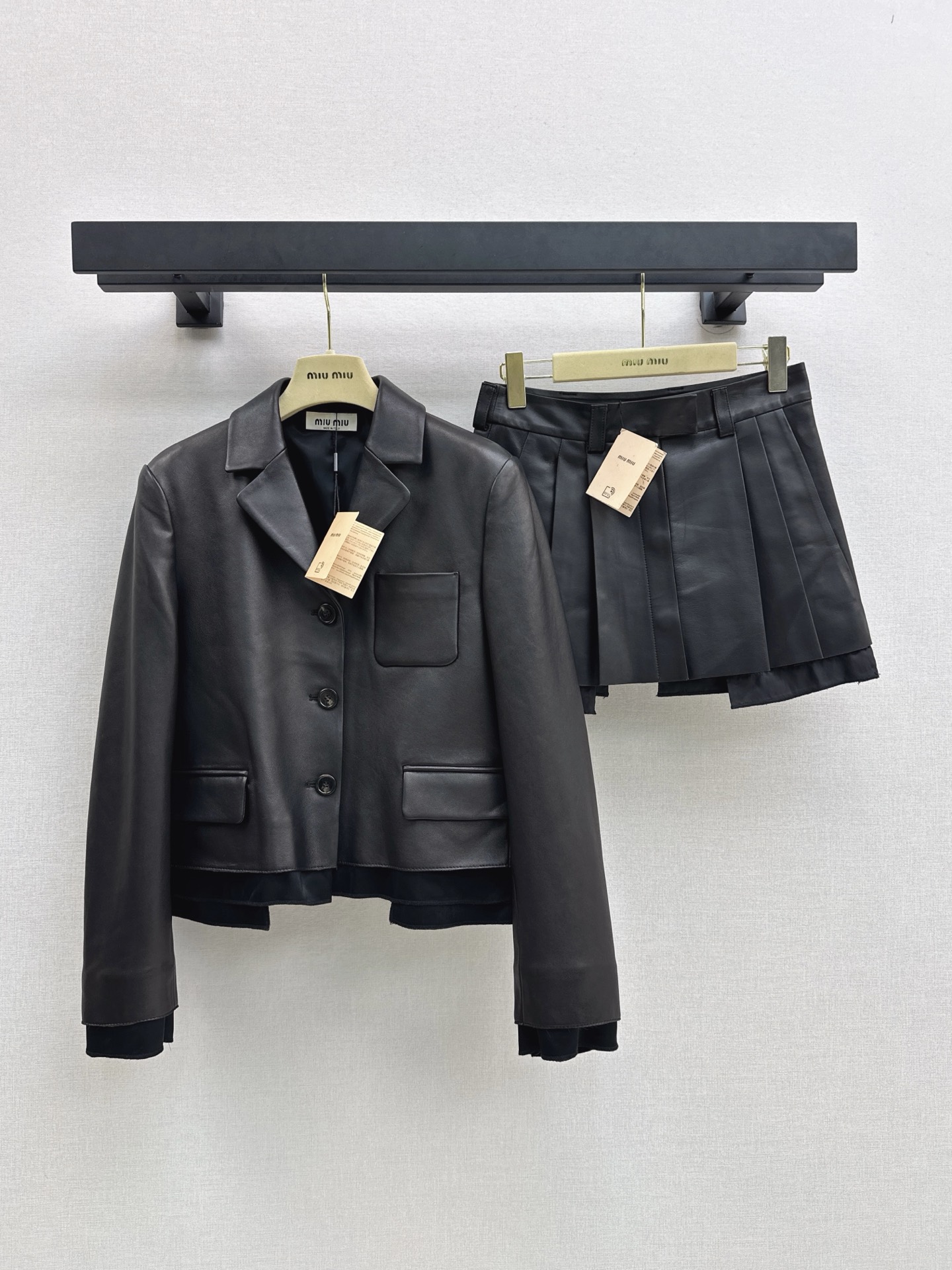 NO:957473,Miu 26Ss for girls - the latest early autumn lapel leather suit jacket, original custom-made top-notch imported 100% lambskin fabric, thick and delicate leather, contrasting ribbons on the side, classic and versatile for age-reducing girl style, sweet girl age-reducing girl style, temperament, classic version, versatile and slim, positioning, embroidered letter logo, details are extra points, one color sml,,miumiu,jackets & coats,leather jacket,business suit,sheepskin,19860909缪系少女穿搭 Miu 26Ss————早秋最新款翻领皮衣西装外套原版定制顶级进口百分百小羊皮面料 皮质肉感厚实细腻 侧边撞色织带经典百搭减龄少女风 甜妹减龄少女风 气质经典版型百搭又显瘦 定位贴皮刺绣字母logo 细节加分 一色sml,,miumiu,jackets & coats,leather jacket,business suit,sheepskin,,Women's clothing