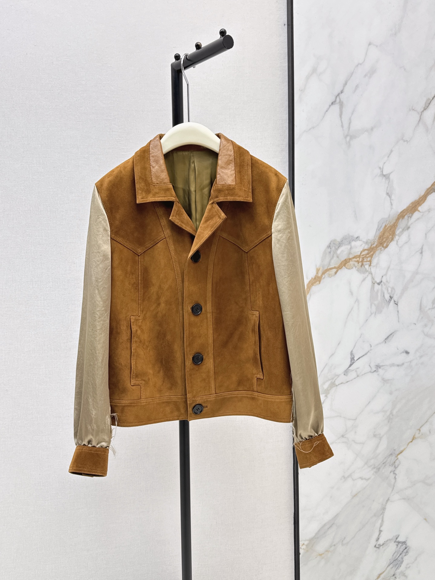 NO:957521,Mm～6 26Ss————The latest splicing method in early autumn, suede lapel jacket, high luxury style wear, customized suede suede craftsmanship, the contrast can be salty or sweet, loose H version, versatile and slim, 100% imported lambskin fabric, one color sml,,jackets & coats,jackets & coats,sheepskin,chamois leather,19860909Mm～6 26Ss————早秋最新款拼接做法麂皮绒翻领夹克外套高奢风穿搭定制麂皮绒绒面工艺 反差感可盐可甜 宽松H版型百搭又显瘦 百分百进口小羊皮面料 一色sml,,jackets & coats,jackets & coats,sheepskin,chamois leather,,Women's clothing