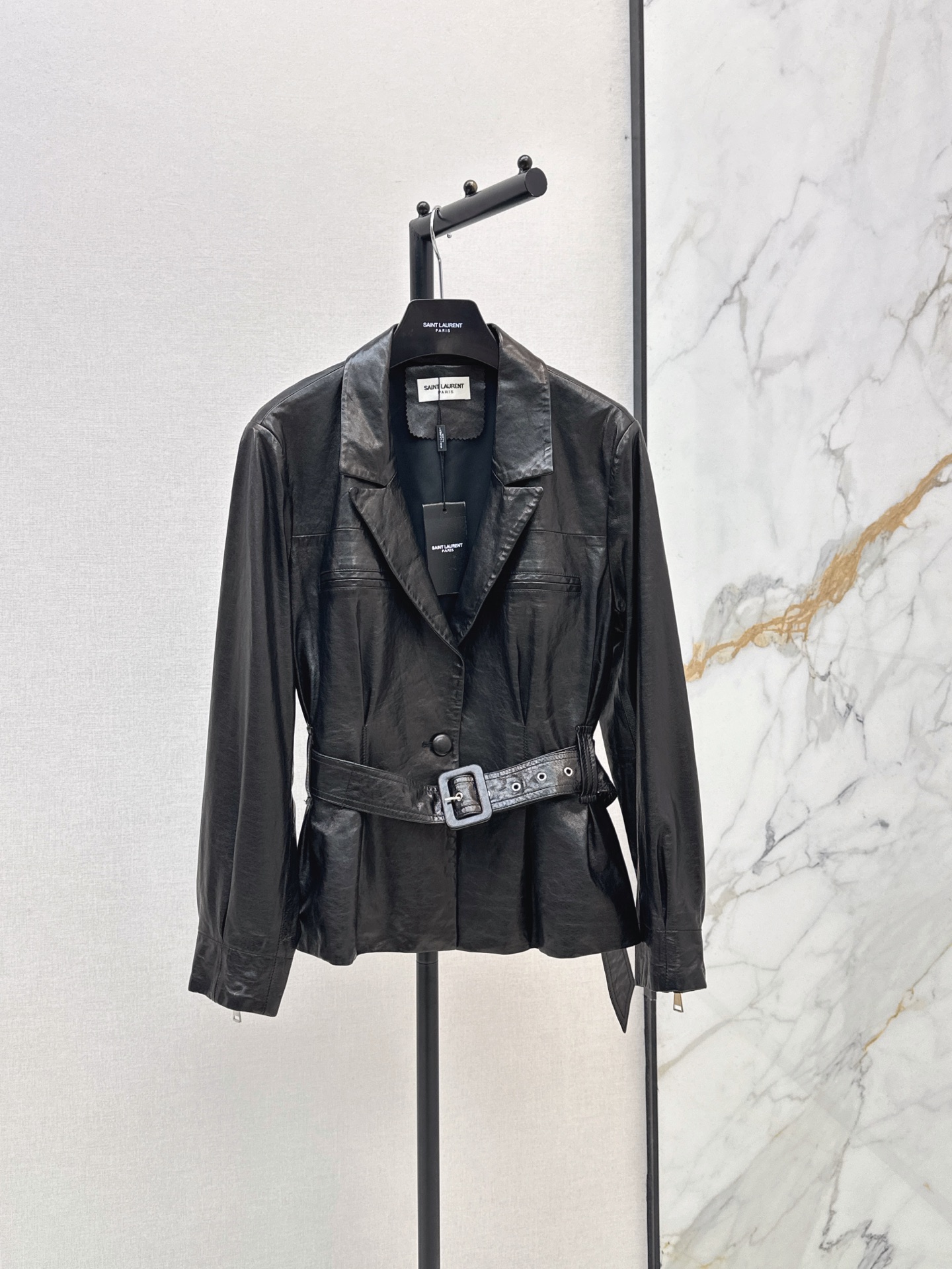 NO:958454,810SL 26Ss——Early autumn’s latest cool and handsome waisted lapel leather jacket with A and sassy waist design. The upper body is neat and casual, chic and handsome. The original customized lambskin fabric is oily, tough, delicate, wide and has a great texture. It is not picky and the version is very advanced. The upper body creates a fashionable styling artifact. Two-color sml,,loro piana,jackets & coats,leather jacket,sheepskin,19860909810SL 26Ss———早秋最新款酷帅收腰翻领皮衣外套又A又飒束腰设计版型 上身利落随性 潇洒帅气 原版定制小羊皮面料 油韧细腻挺阔质感超赞 不挑人版型非常高级 上身打造时髦造型神器 两色sml,,loro piana,jackets & coats,leather jacket,sheepskin,,Women's clothing