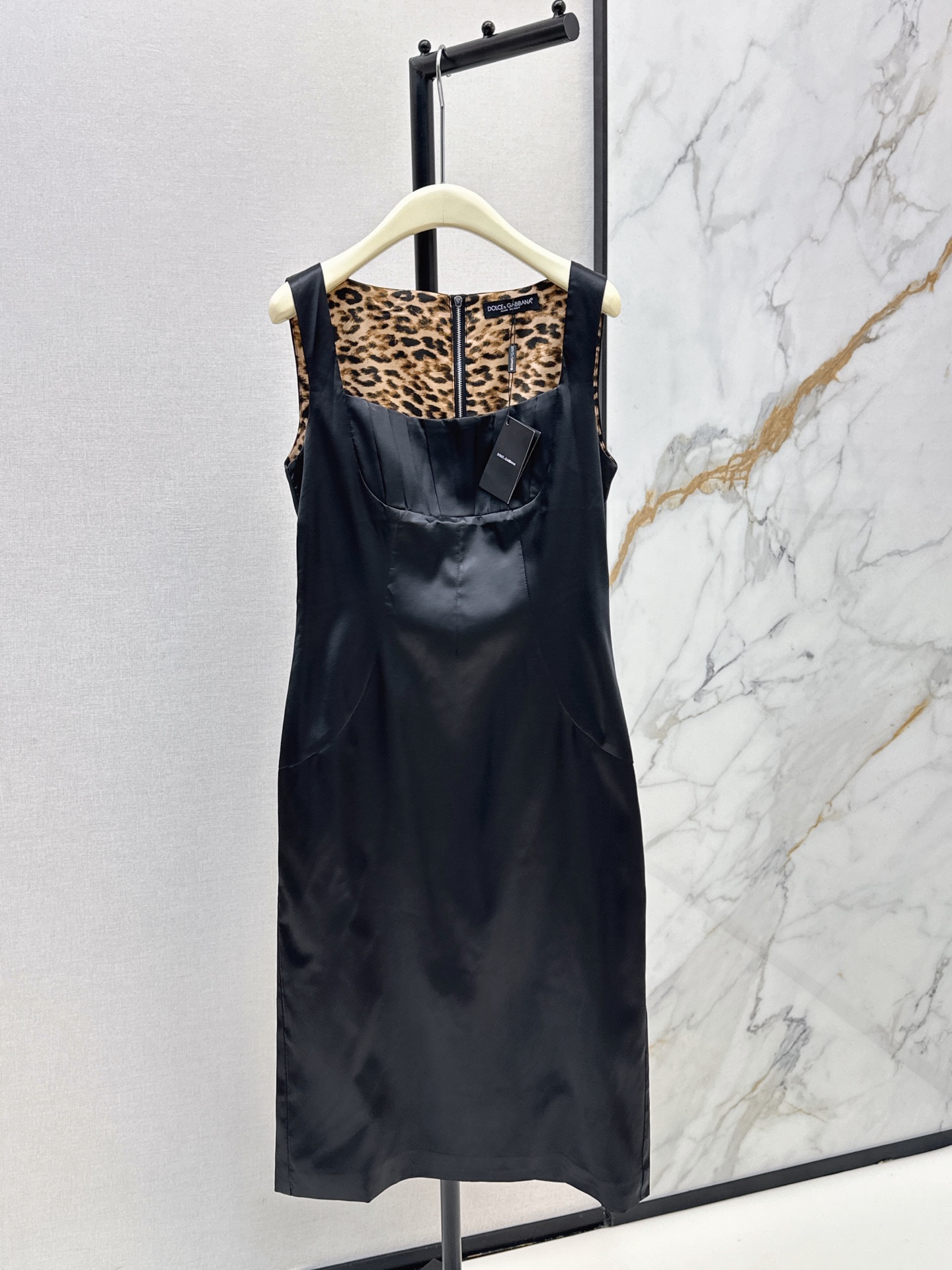 NO:957472,Exclusive debut of DG 26Ss - the latest leopard print lined square-neck sleeveless dress for spring and summer. An elegant little girl's dress. Chest pleat stitching. Three-dimensional tailoring. The slimming effect is great. Two-color sml,,skirts,19860909独家首发 DG 26Ss————春夏最新款豹纹内衬方领无袖连衣裙 优雅气质小姐姐的小礼裙 胸前褶皱拼接 立体剪裁版型修身显瘦效果很赞 两色sml,,skirts,,Women's clothing