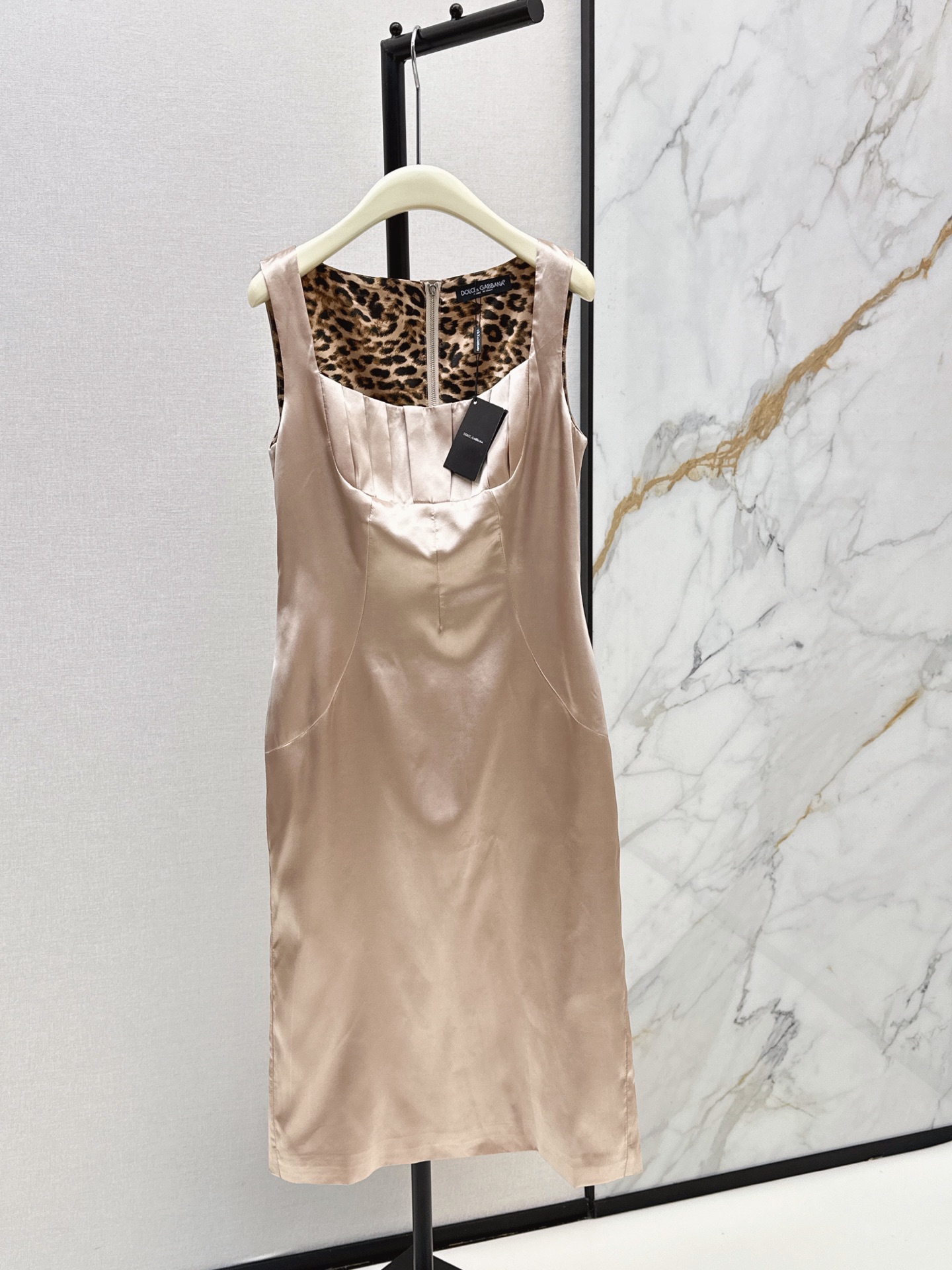 NO:957463,Exclusive first release of DG 26Ss - the latest leopard print lined square-neck sleeveless dress for spring and summer. An elegant little girl's dress. Pleat stitching on the chest. Three-dimensional tailoring. The slimming effect is great. Two colors are on sale now. sml,,skirts,19860909独家首发 DG 26Ss————春夏最新款豹纹内衬方领无袖连衣裙 优雅气质小姐姐的小礼裙 胸前褶皱拼接 立体剪裁版型修身显瘦效果很赞 两色现货发售sml,,skirts,,Women's clothing