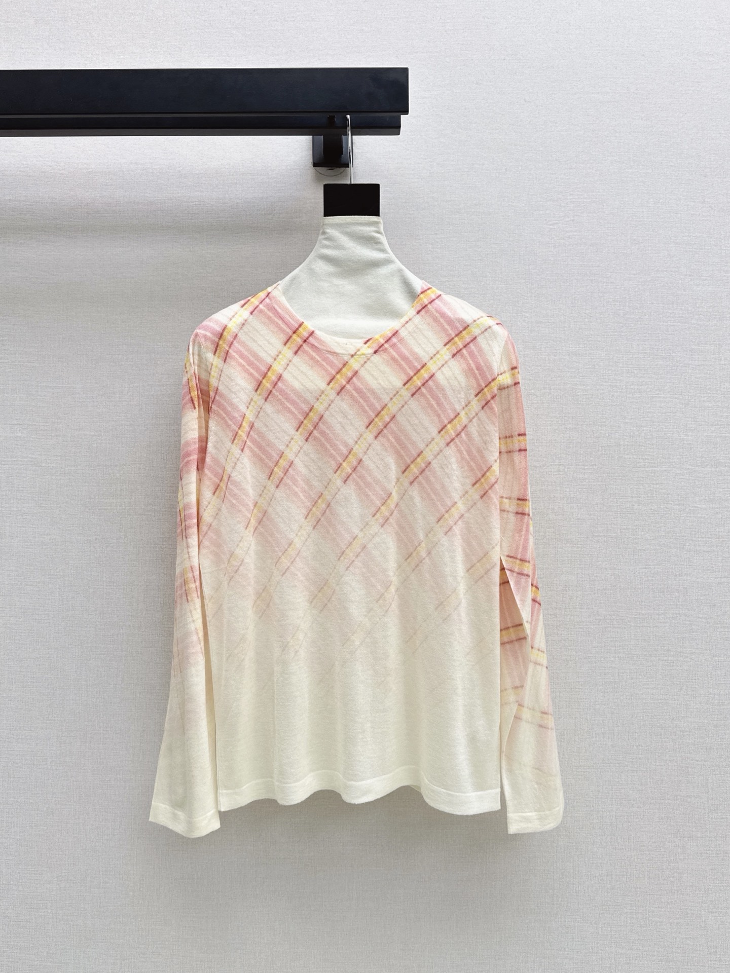 NO:957455,Bur 26Ss——Early autumn’s latest retro plaid round neck knitted long-sleeved bottoming shirt, custom-made wool yarn material, high-end texture, delicate, soft and skin-friendly, round neck knitted tailoring, age-reducing retro plaid pattern, highlighting the high-end sense of wear, one color sml,, burberry,19860909Bur 26Ss————早秋最新款复古格纹圆领针织长袖打底衫定制羊毛纱线材质织造 质感高级 细腻柔软亲肤 圆领针织剪裁 减龄复古格纹图案 凸显穿搭高级感 一色sml,,burberry,,Women's clothing