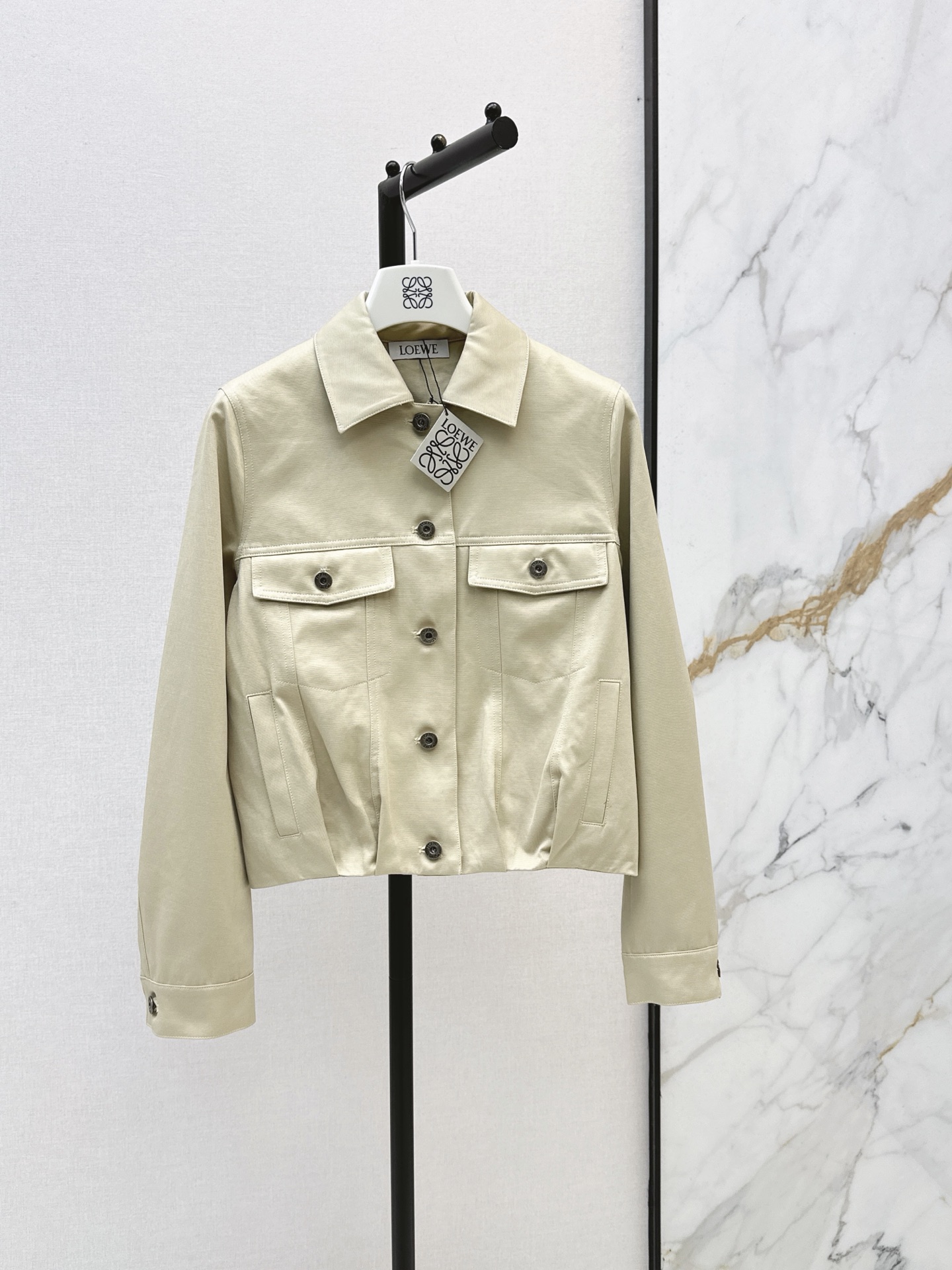 NO:957453,Loe 26Ss————The latest retro modern fashionable jacket in autumn and winter. Customized high-density windbreaker fabric. It feels very stiff. The hem is pleated. The three-dimensional tailoring seems to be a simple version. It is a super repetitive ancient American classic. I love it. It is elegant and casual and has a lazy style. One color sml,,loewe,jackets & coats,jackets & coats,19860909Loe 26Ss————秋冬最新款复古摩登时髦夹克外套定制高密度风衣面料 挺括感很好 下摆褶皱做法设计 立体剪裁看似简单版型超重复古美式经典超级大爱 又A又飒随性的慵懒风 一色sml,,loewe,jackets & coats,jackets & coats,,Women's clothing