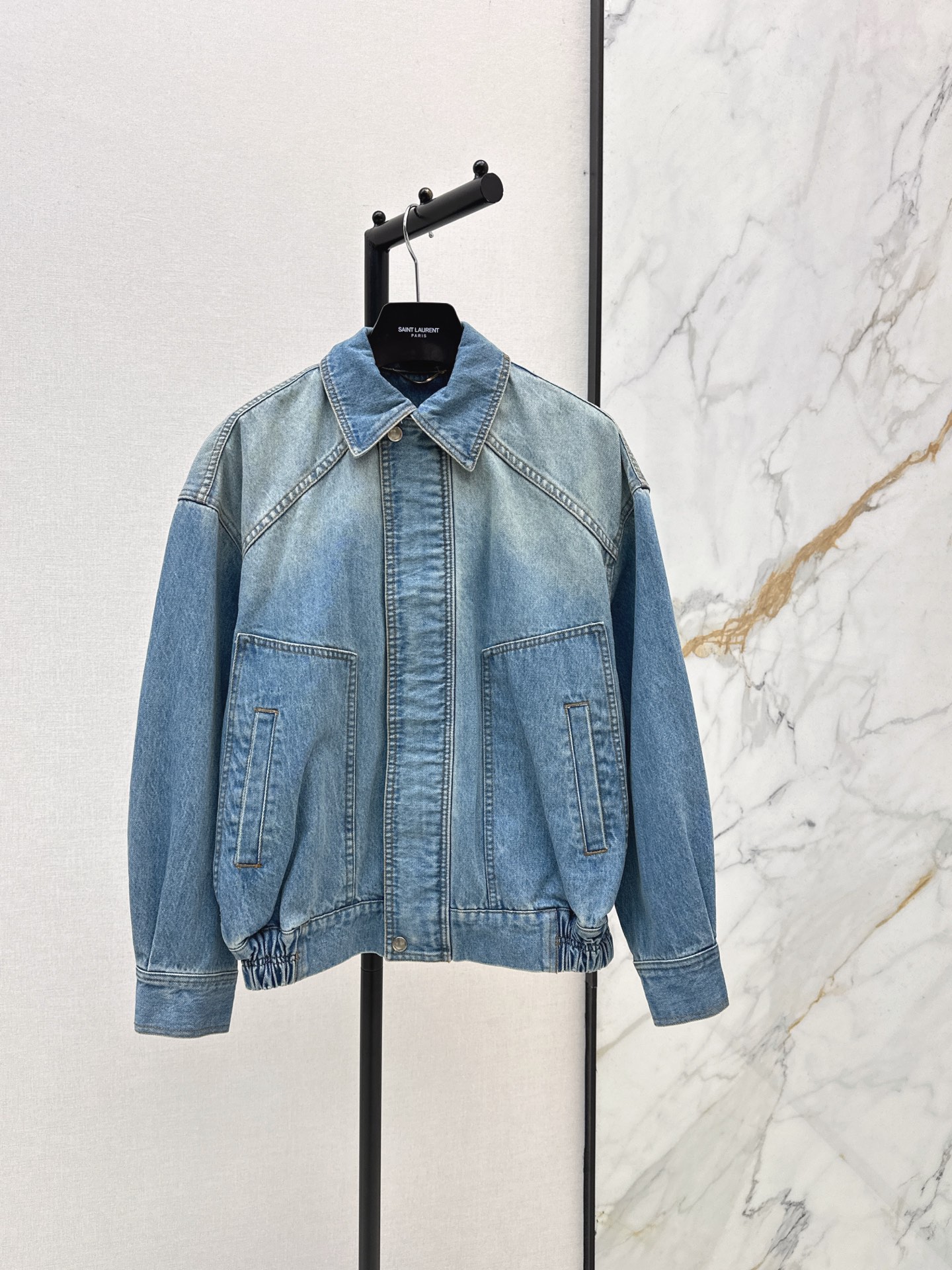 NO:957446,Good-looking and practical SLP 26Ss————The latest retro distressed washed denim silhouette jacket in early autumn. I love this one so much. The upper body looks good. It is versatile and casual with a sense of atmosphere. You can also layer sweaters and sweaters inside. A must-have for concave shapes. The outline lapel jacket tailoring has an overall sense of detail. The retro denim blue wash is also very good-looking. One color sml, loro piana, hoodie, sweatshirts, jackets & coats, jackets &  coats, sweaters,19860909好看又实穿 SLP 26Ss————早秋最新款复古做旧洗水牛仔廓形外套太爱这一件了 上身大写的好看 百搭休闲有氛围感 里面还可以叠穿卫衣毛衣 凹造型必备款 廓形翻领夹克剪裁 整体细节感在线 复古牛仔蓝洗水也很好看 一色sml,,loro piana,hoodie,sweatshirts,jackets & coats,jackets & coats,sweaters,,Women's clothing