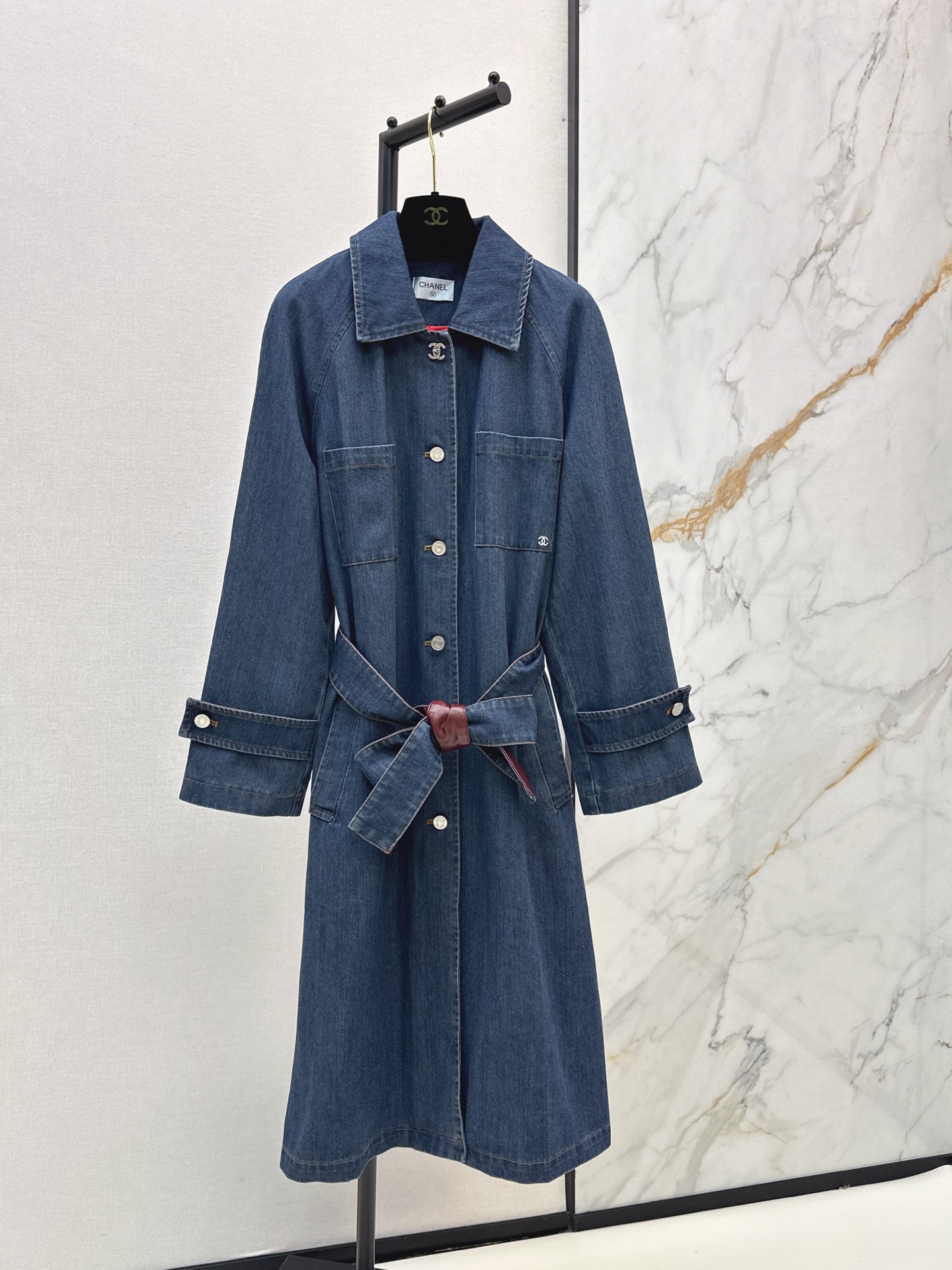 NO:958526,Classic little fragrance C Home 26Ss————Early autumn’s latest coco girl wear denim series suit long coat + denim shirt + skirt + trousers can be combined and matched at will. It is an eye-catching king and a must-have for daily use. Classic double C pattern decoration. Details online. Made of 100% cotton denim fabric. Design sense online. One-color sml coat, chanel, skirts, shirts,19860909经典小香风 C家 26Ss————早秋最新款coco女孩穿搭牛仔系列套装长款大衣+牛仔衬衫+半裙+长裤 可以随意组合搭配 妥妥吸睛王 日常时必备款 经典双C图案装饰 细节在线 采用全棉牛仔面料 设计感在线 一色sml 大衣,,chanel,skirts,shirts,,Women's clothing