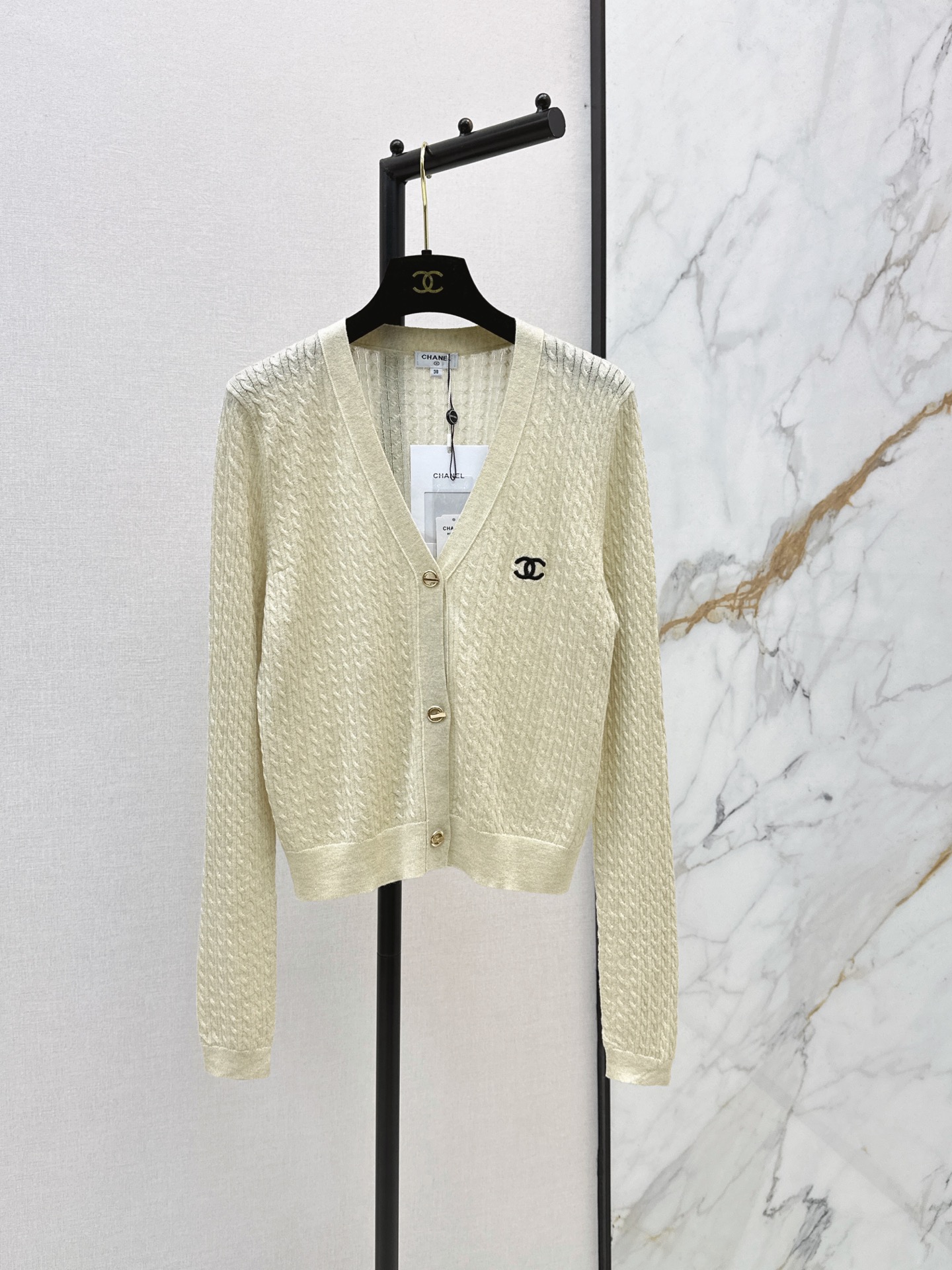 NO:958511,C Home 26Ss————The latest early autumn V-neck logo embroidered knitted cardigan. Customized imported knitted yarn material. High-quality texture, delicate and comfortable. Highlights the sense of high-end wear. The elasticity makes the wear more refined. The fit is slimmer. The version is tolerant of the figure. It shows the relaxed tonality and highlights the light luxury and fashionable temperament. Two colors sml,,chanel,19860909C家 26Ss————早秋最新款V领logo刺绣装饰针织开衫 定制进口针织纱线材质 质感上乘 细腻舒适 凸显穿搭高级感 弹性松紧更显精致 穿搭显瘦 版型包容身材 尽显松弛调性 凸显轻奢时髦气质 两色sml,,chanel,,Women's clothing