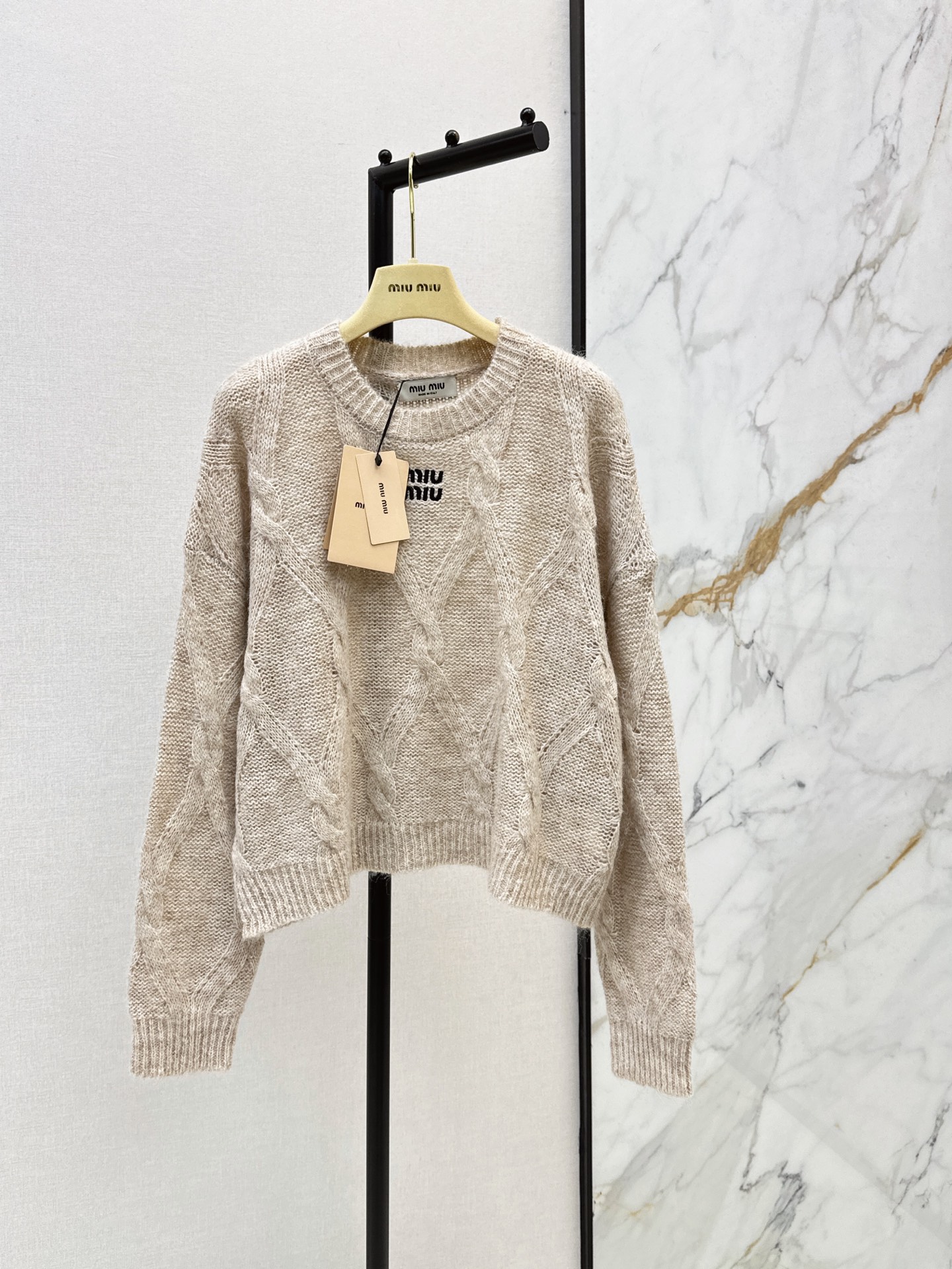 NO:958545,Miu 26Ss - the latest round-neck sweater with logo letter embroidery in early autumn. The low-saturated apricot color is super gentle ~ simple basic version. It feels very soft, plump, fluffy and comfortable ~ classic round-neck portable version. It has a girly feel and can create an elegant temperament. It can be layered in early autumn. Retro and fashionable. Three colors sml,, miumiu, sweaters,19860909Miu 26Ss———早秋最新款logo字母刺绣圆领毛衣 低饱和奶杏色超温柔～简约基础版型 手感非常柔软 丰润蓬松且舒适～ 经典圆领随身版型 既有少女感又能营造优雅气质的一面 初秋叠穿都OK 复古又时髦 三色sml,,miumiu,sweaters,,Women's clothing