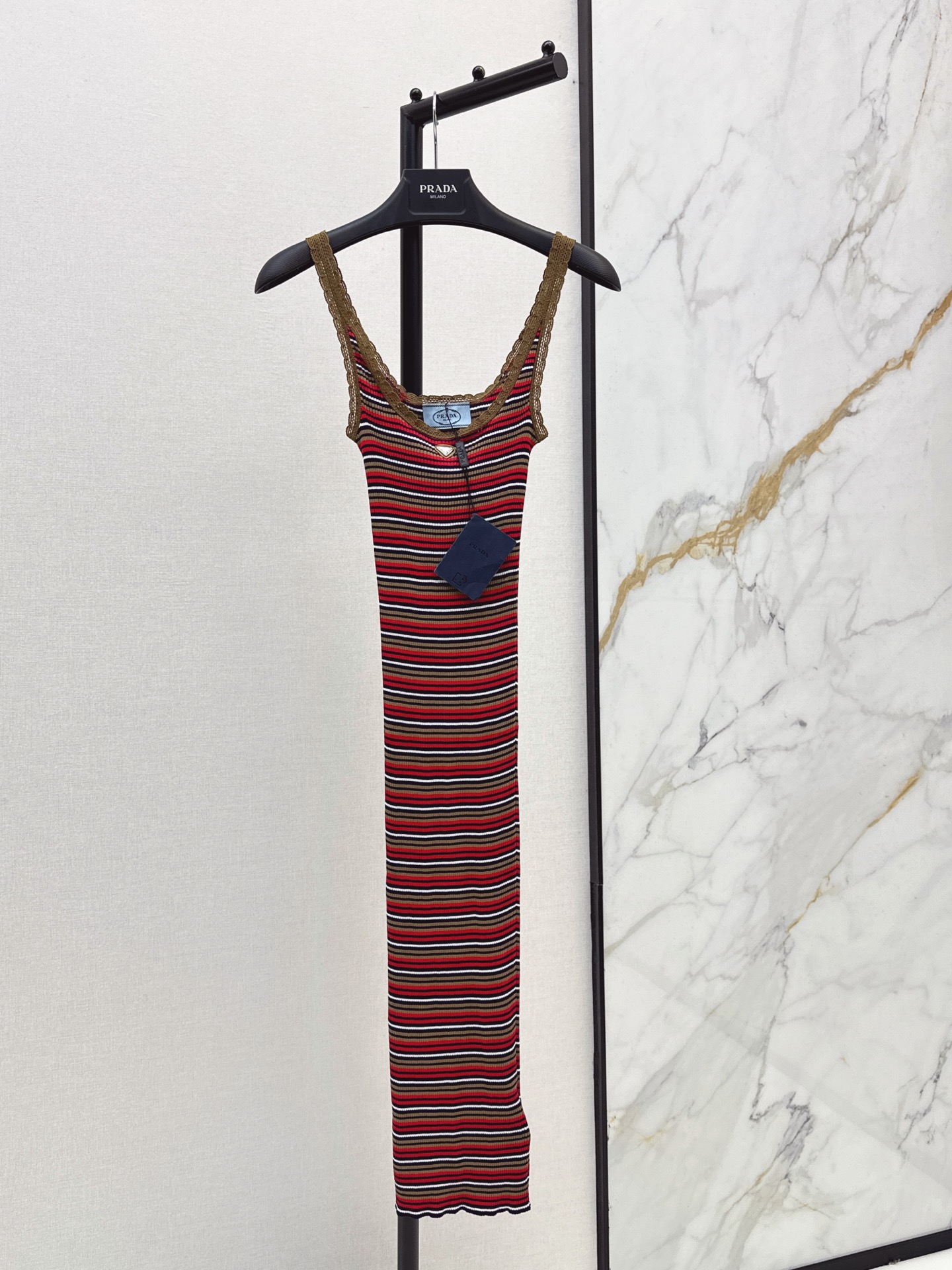 NO:958530,PD 26Ss - the latest striped knitted slim-fitting suspender dress for early autumn. Red and brown contrast stripe design. Full of French retro atmosphere. The knitted fabric has good elasticity and is close-fitting and comfortable. The slim-fitting version of the suspender is backless and discreet. Sexy and elegant. The skirt is ankle-length and slim. It can be easily worn for daily outings and vacations. Pair it with a light-colored jacket or knitted cardigan to create a full atmosphere. It is a practical and fashionable versatile item.  One color sml,,skirts,jackets & coats,19860909PD 26Ss————早秋最新款条纹针织修身吊带连衣裙 红棕撞色条纹设计 法式复古氛围感满满 针织面料弹性好 贴身舒适 吊带修身版型 露背小心机 性感又优雅 裙长及踝修身显瘦 日常出街度假都能轻松驾驭 搭配浅色外套或针织开衫 氛围感直接拉满 是实用又时髦的百搭单品 一色sml,,skirts,jackets & coats,,Women's clothing