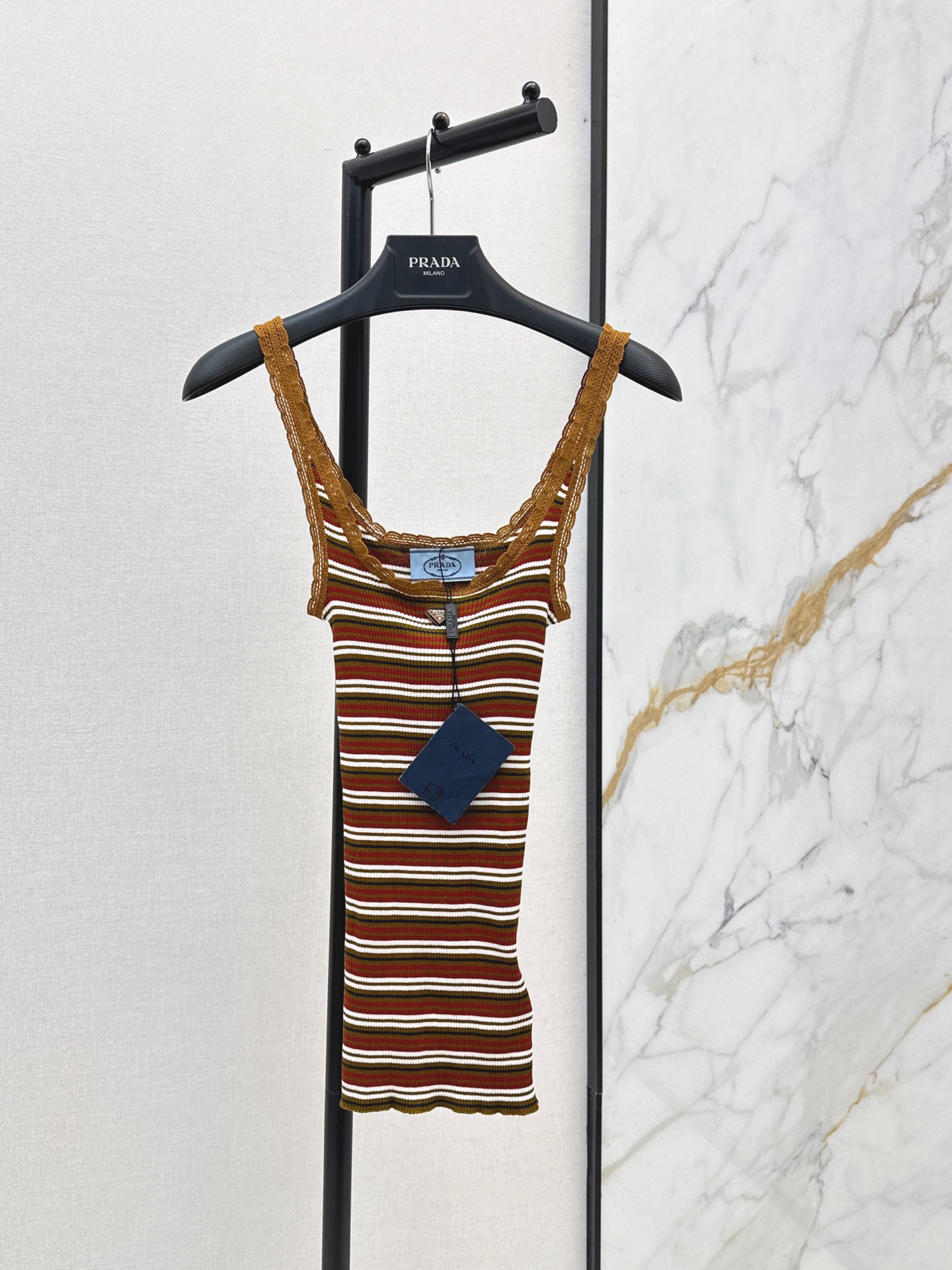 NO:958523,PD 26Ss————The latest early autumn 2-stripe lace V-neck vest. Soft cotton jersey fabric. Triangular logo on the chest. Spliced ​​striped lace. Ribbed neckline and hem. Stretch slim fit. One color sml,,19860909PD 26Ss————早秋最新款2条纹蕾丝V领背心 柔软棉质平纹针织面料 胸前饰有三角形徽标 拼接条纹蕾丝花边 罗纹领口和下摆 弹力修身版型 一色sml,,,Women's clothing