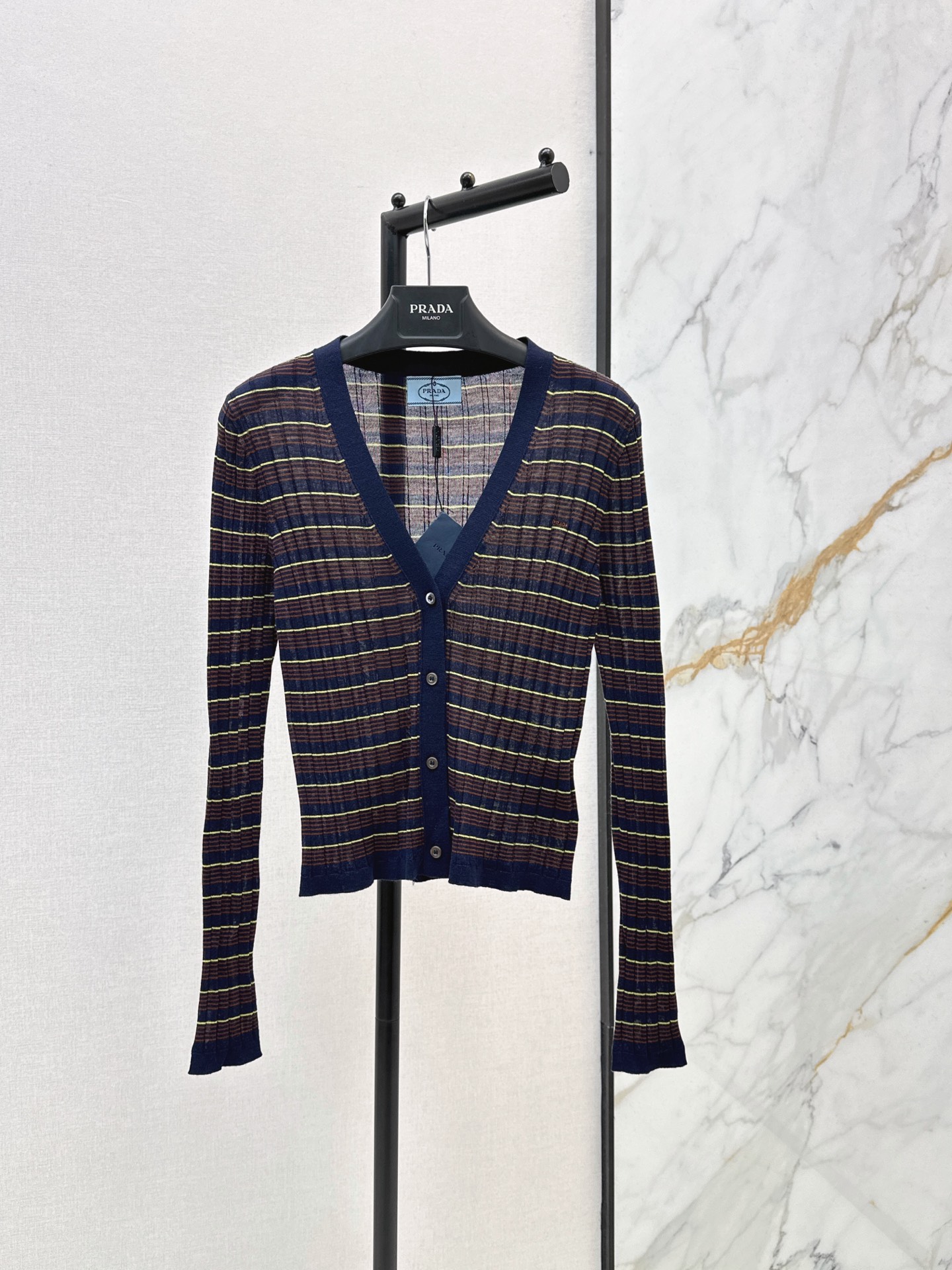 NO:958517,PD 26Ss——The latest early autumn V-neck striped knitted cardigan is soft and comfortable. The retro striped design has a calm tone and full of college style. The slim cut shows off your figure. It can be easily managed for commuting and leisure. It is easy to get the old money style outfit. One color sml,,19860909PD 26Ss———早秋最新款V领条纹针织开衫柔软又舒适 复古条纹设计色调沉稳 学院风满满 修身剪裁超显身形 通勤休闲都能轻松驾驭 轻松get老钱风穿搭 一色sml,,,Women's clothing