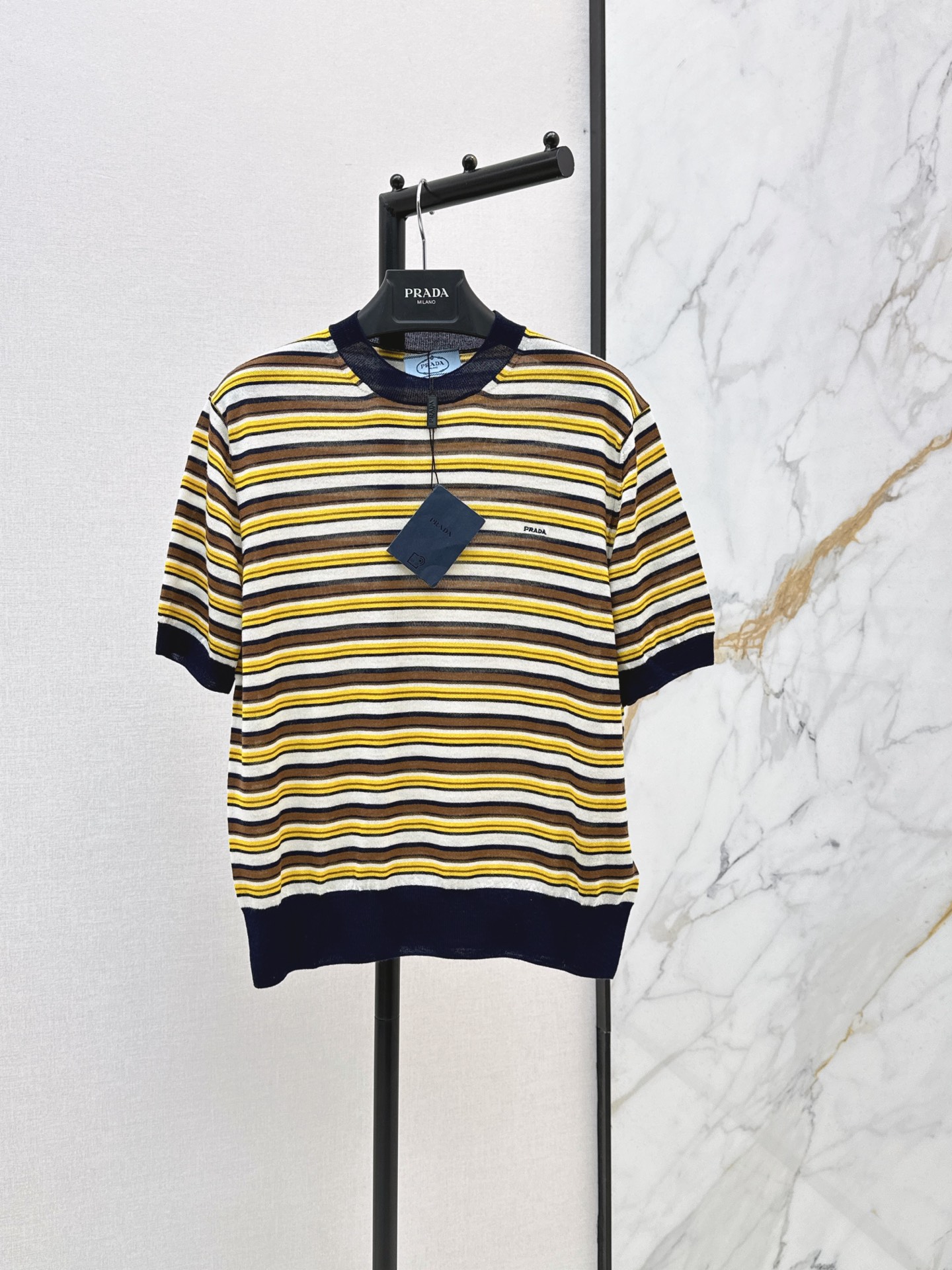 NO:958510,PD 26Ss - the latest early autumn round neck short-sleeved striped sweater with horizontal stripes on the body. Navy blue ribbing on the collar and hem. Logo embroidery on the left chest. Yellow, brown, white and navy blue four-color stripes. The version is loose. It is a summer item with both retro texture and brand recognition. One color sml,, T-shirt,19860909PD 26Ss————早秋最新款圆领短袖条纹针织衫衣身横条纹针织 领口与下摆藏蓝罗纹收边 左胸logo刺绣 黄棕白藏蓝四色条纹 版型偏宽松 是一件兼具复古质感与品牌辨识度的夏日单品 一色sml,,T-shirt,,Women's clothing