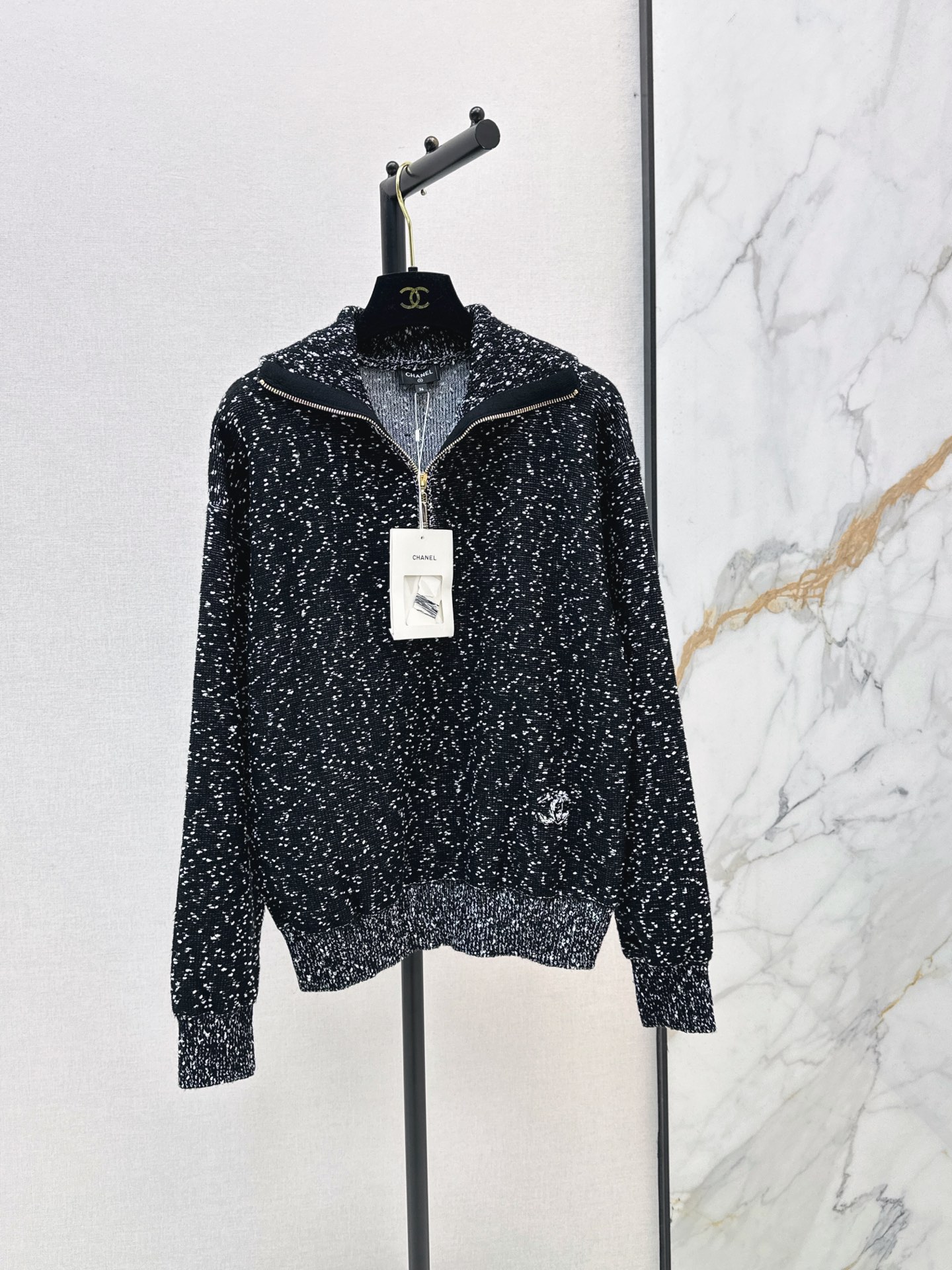 NO:958486,Coco Girl Outfits C Home 26Ss——Early autumn latest high-end handmade workshop series special snowflake dot yarn half-zip knitted top custom-made special yarn custom zipper + black bottom with white dots Super atmospheric like stars in the night sky Wool + mulberry silk blend Soft and warm Handmade logo embellishment in the lower left corner Low-key and recognizable Can be easily managed in daily casual or light luxury style One color sml,,chanel,19860909coco女孩穿搭 C家 26Ss————早秋最新款高级手工坊系列特种雪花点纱线半拉链针织上衣定制特种纱线 定制拉链 +黑色底配白色点点 像夜空繁星超有氛围感 羊毛+桑蚕丝混纺 柔软又保暖 左下角手工logo点缀 低调又有辨识度 日常休闲或轻奢风都能轻松驾驭 一色sml,,chanel,,Women's clothing