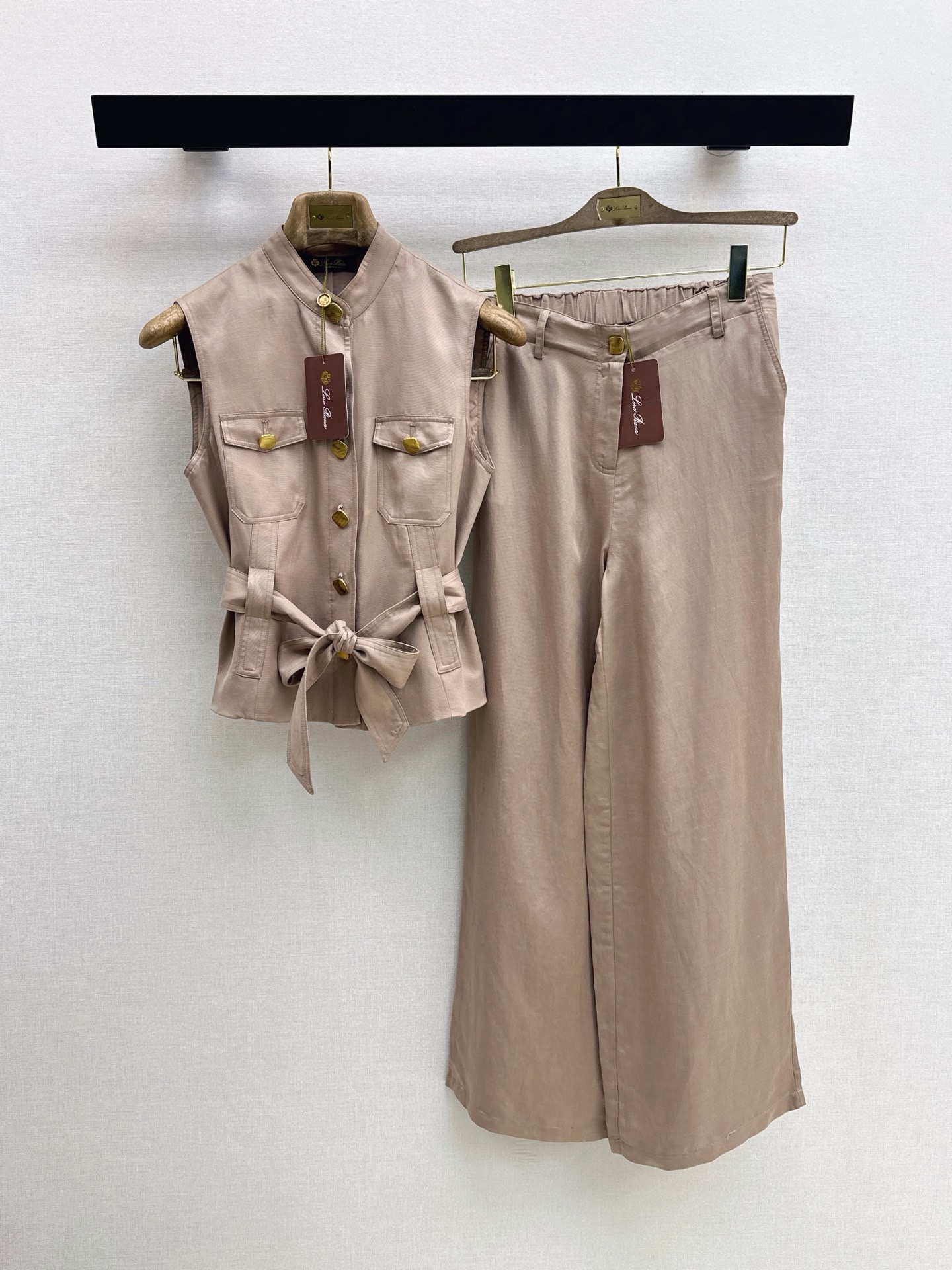 NO:958440,Old money style high-end commuting LP 26Ss - the latest linen suit for spring and summer, stand-up collar belt vest + elastic waist straight pants. Made of high-weight linen fabric. The texture is super good. Very high-end. Proper old money style. It can be used for daily gatherings or commuting. It is lazy and casual with a sense of vacation. It has a strong sense of style. It is developed in two colors. sml vest m,, loro piana,19860909老钱风高阶通勤 LP 26Ss————春夏最新亚麻套装立领腰带马甲+松紧腰直筒裤 采用了高克重的亚麻面料 质感超好 非常高级 妥妥的老钱风 日常聚会或者通勤都可以 慵懒休闲又有度假感 很强的造型感 两色分开发 sml 马甲m,,loro piana,,Women's clothing