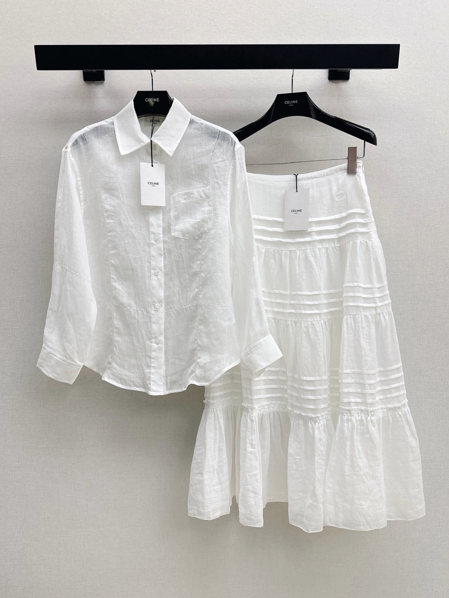 NO:958504,Exclusive first release Ce 26Ss————Chun Xia Zhen’s latest South French holiday style linen suit Arc de Triomphe embroidery splicing lace linen shirt + pleated high waist skirt This set uses a lot of volume. The upper body is full of three-dimensionality. A set of well-fitted upper body for tall girls with a tall figure. It can easily divide the sense of proportion. One-color sml shirts, skirts, shirts,19860909独家首发 Ce 26Ss————春夏珍最新款南法度假风亚麻套装凯旋门刺绣拼接花边亚麻衬衫+压褶高腰半裙 这一套用量很大 上身立体感十足 一套上身妥妥的高挑身材妹子 轻松分割三七比例感 一色sml 衬衫,,skirts,shirts,,Women's clothing