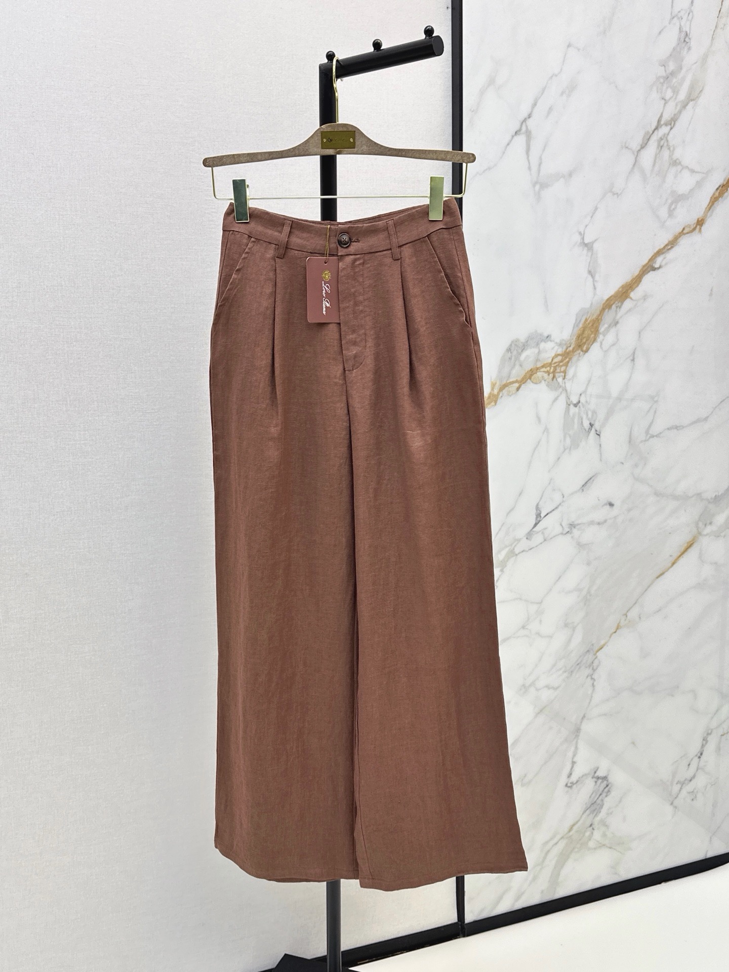 NO:958495,Old money style high-end commuting, super practical wear LP 26Ss————The latest old money style wear in spring and summer, a series of contrasting color splicing V-neck vest + splicing skirt. The vest is made of high-weight linen fabric. The texture is super good, very high-end, proper old money style. It can be used for daily gatherings or commuting. Lazy and casual, with a sense of vacation. Strong sense of style. Developed in one color. sml,,loro piana,skirts,19860909老钱风高阶通勤 实穿性超高 LP 26Ss————春夏最新款老钱风穿搭一系列撞色拼接V领马甲+拼接半裙 马甲采用了高克重的亚麻面料 质感超好 非常高级 妥妥的老钱风 日常聚会或者通勤都可以 慵懒休闲又有度假感 很强的造型感 一色分开发 sml,,loro piana,skirts,,Women's clothing