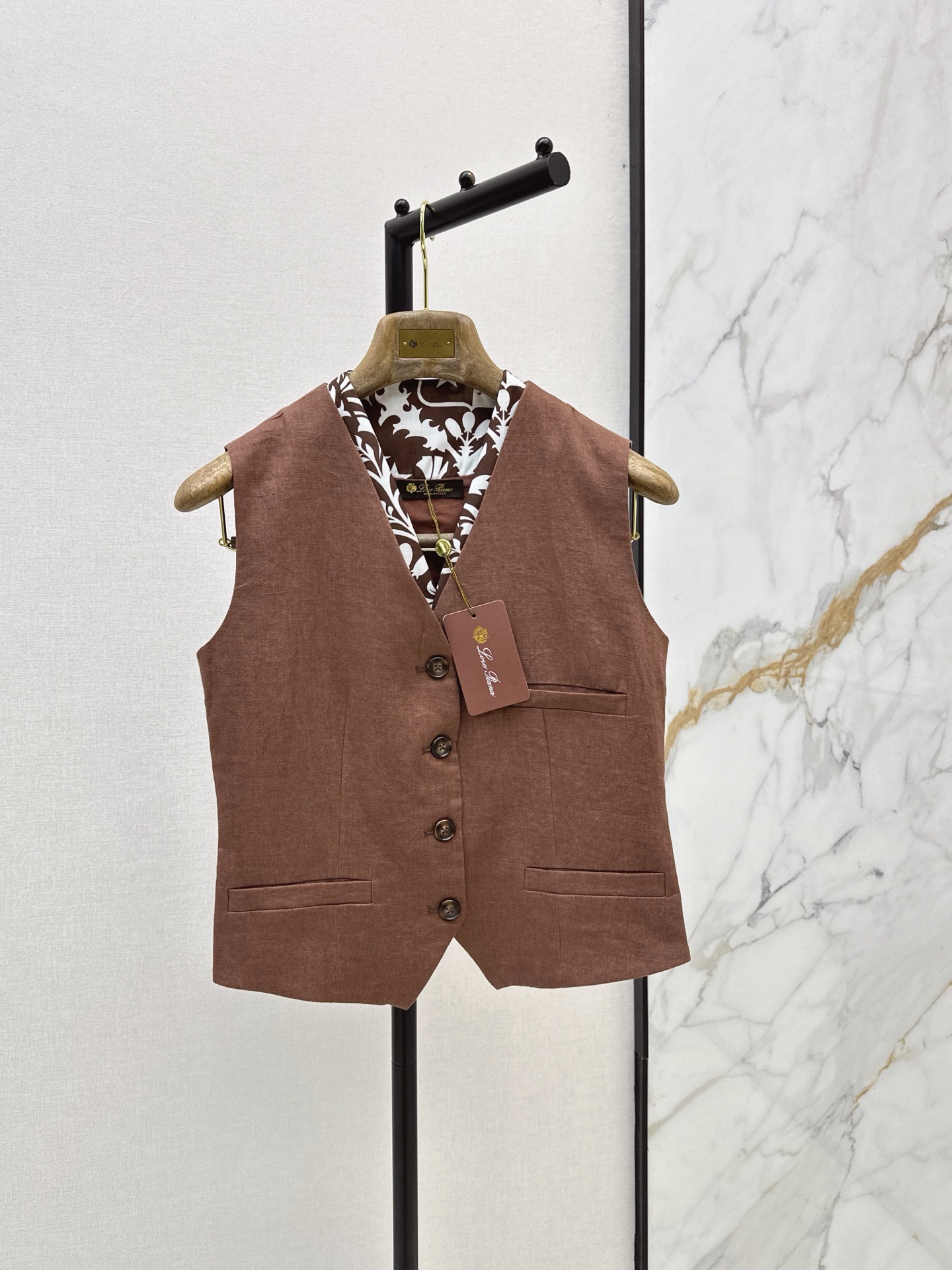 NO:958487,Old money style high-end commuting, super practical wear LP 26Ss————The latest old money style wear in spring and summer, a series of contrasting color splicing V-neck vest + splicing skirt. The vest is made of high-weight linen fabric. The texture is super good, very high-end, proper old money style. It can be used for daily gatherings or commuting. Lazy and casual, with a sense of vacation. Strong sense of style. Developed in one color. sml vest, loro piana, skirts,19860909老钱风高阶通勤 实穿性超高 LP 26Ss————春夏最新款老钱风穿搭一系列撞色拼接V领马甲+拼接半裙 马甲采用了高克重的亚麻面料 质感超好 非常高级 妥妥的老钱风 日常聚会或者通勤都可以 慵懒休闲又有度假感 很强的造型感 一色分开发 sml  马甲,,loro piana,skirts,,Women's clothing