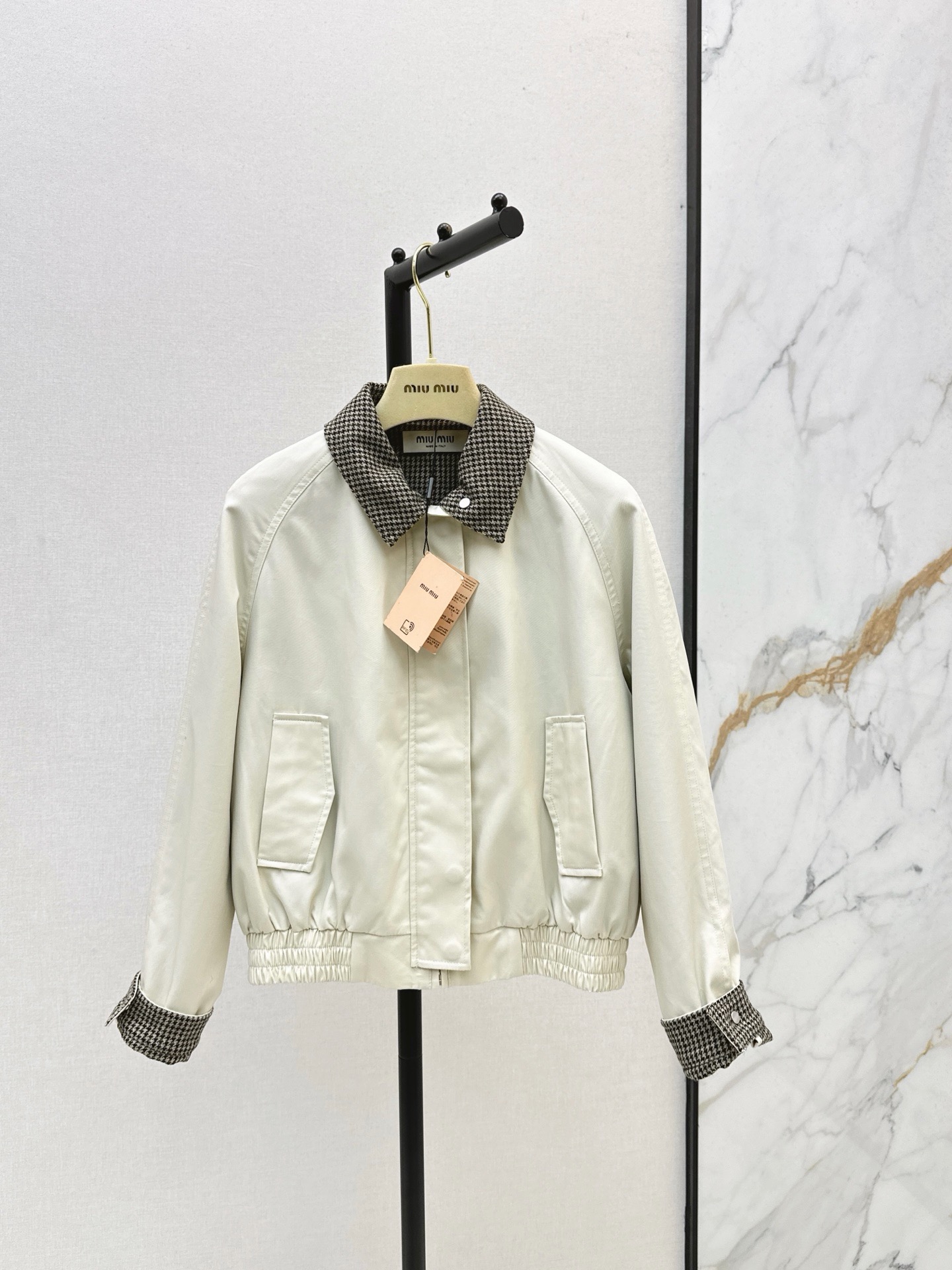 NO:958478,Exclusive model ~ Miu 26Ss————The latest jacket with contrasting lapel design in autumn and winter. The cool gray and white color has a winter atmosphere. It is a jacket design that you will not get tired of wearing. It is neutral and handsome and has a sense of temperament. The inner plaid color is also very beautiful. One color sml,,miumiu,jackets & coats,jackets & coats,19860909独家款～ Miu 26Ss————秋冬最新款撞色翻领设计夹克外套 冷灰白色系很有冬季氛围感 是百穿不腻的夹克设计 中性帅气 自带气质感 内里格子配色也很好看 一色sml,,miumiu,jackets & coats,jackets & coats,,Women's clothing