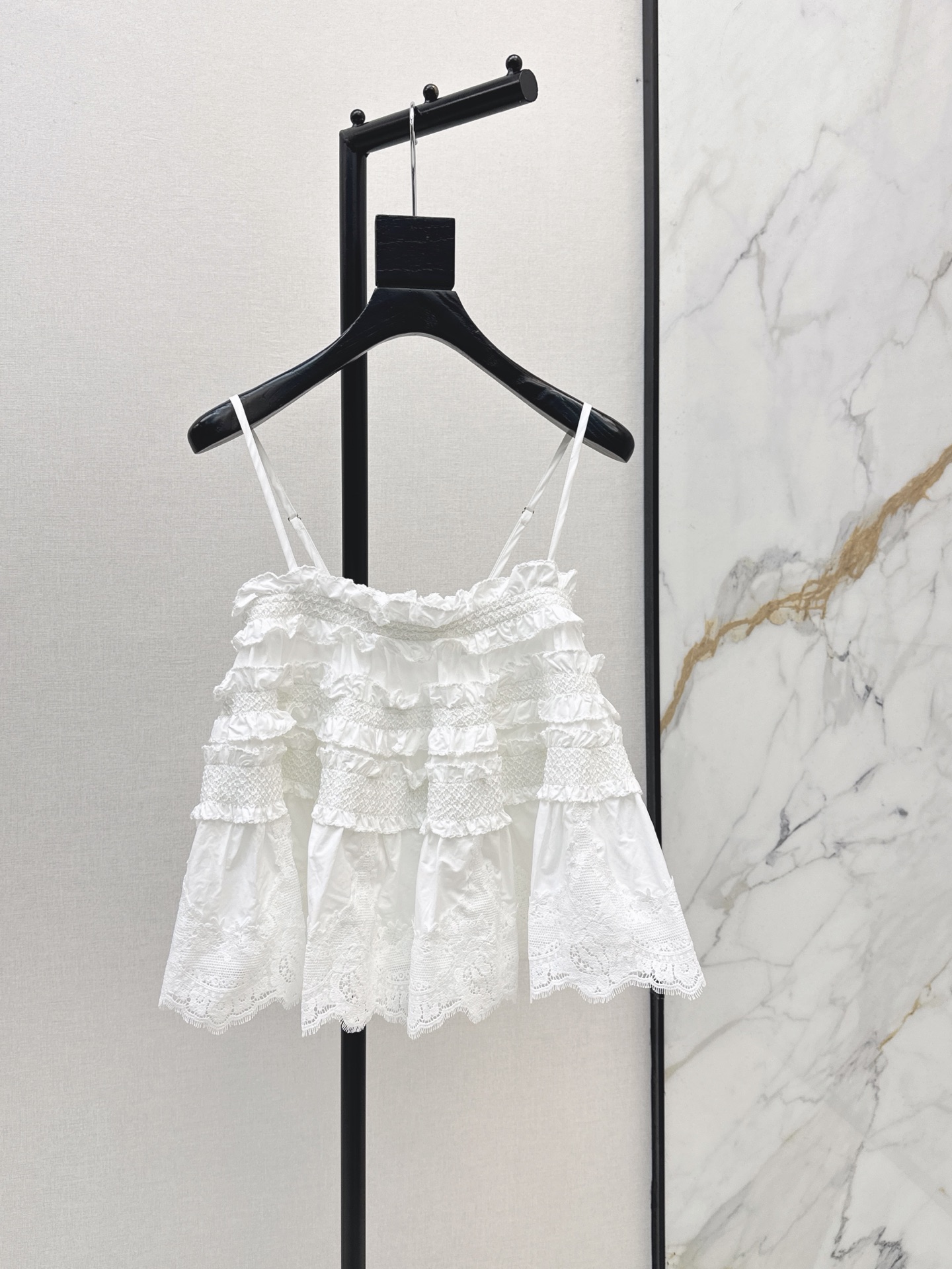 NO:958439,Zhao Lusi's same style Zim 26Ss - the latest atmospheric ruffled lace strapless top for spring and summer. It has a spliced ​​ruffle neckline and ruffle details throughout. The hem is embellished with tulle and lace, which is soft, delicate and light. It creates a doll-like version with a sense of agility and air. It can also be worn as a skirt. It comes with detachable and adjustable shoulder straps. It can be worn on a fresh and pure holiday for daily wear. Two-color sml,,skirts,19860909赵露思同款 Zim 26Ss————春夏最新款氛围感褶饰花边抹胸吊带上衣 拼接荷叶边领口 整体点缀褶边细节 下摆点缀薄纱和蕾丝花边柔美细腻轻盈垂坠 打造娃娃款版型自带灵动空气感 也可以当半裙穿哦 配可拆卸可调节的肩带 清新纯欲度假日常穿搭皆可 两色sml,,skirts,,Women's clothing