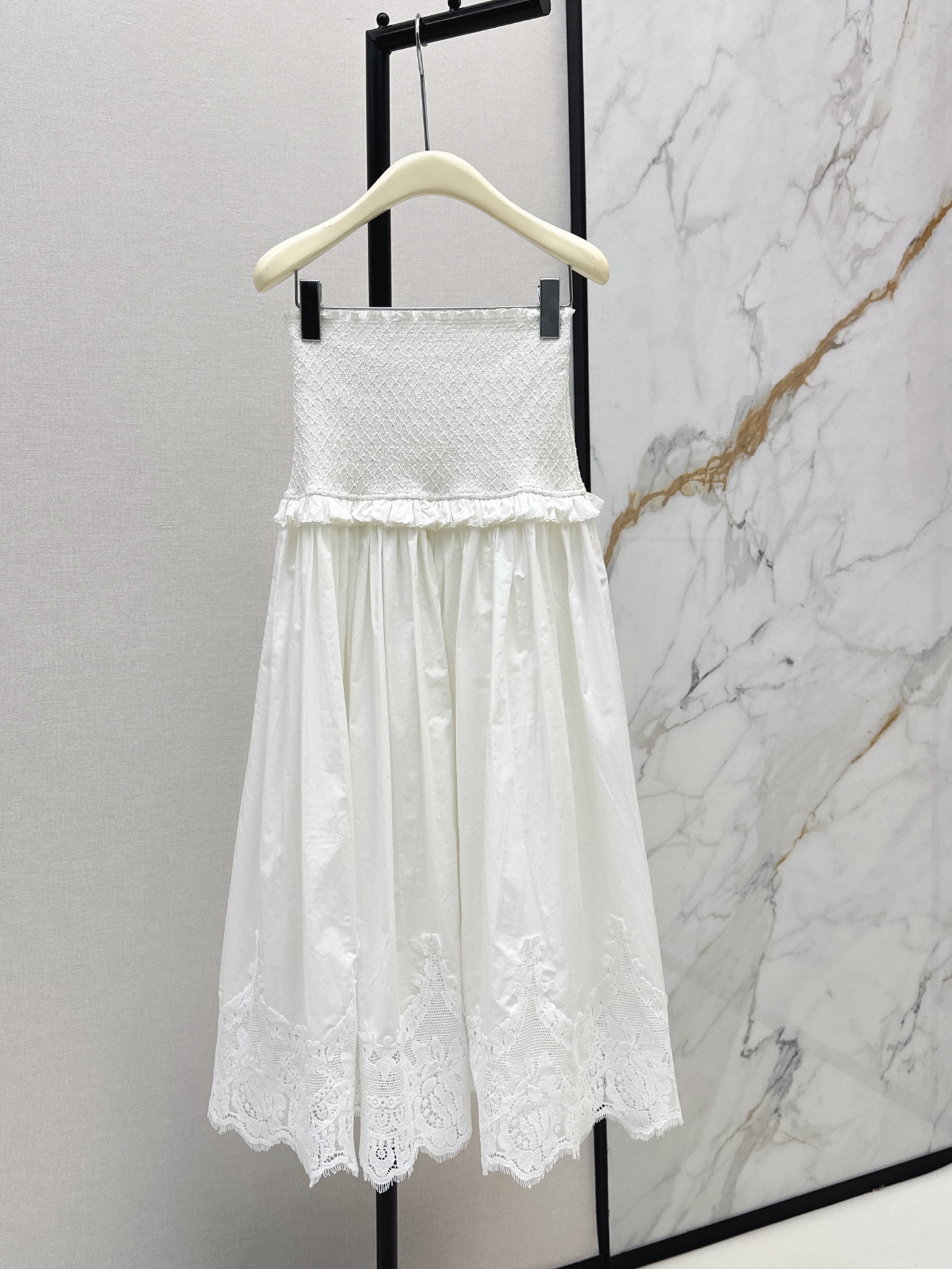 NO:958502,Zim 26Ss————The same heavy embroidery suit from the latest early autumn catwalk. Bell sleeves, stand-up collar, straps, short embroidered lace shirt + elastic waist to cover a long skirt. The set is full of atmosphere. The lace at the hem is soft, delicate and light. It has a sense of smart air. It is fresh and pure. It can be worn for daily wear on vacation. High-quality poplin cotton fabric has a good texture. One color sml,,skirts,shirts,19860909Zim 26Ss————早秋最新走秀同款重磅刺绣套装喇叭袖立领绑带小短款刺绣蕾丝衬衫+松紧腰打揽长款半裙 一套搭配氛围感拉满 下摆蕾丝花边柔美细腻轻盈垂坠 自带灵动空气感 清新纯欲度假日常穿搭皆可 高品质府绸棉面料 质感很好 一色sml,,skirts,shirts,,Women's clothing