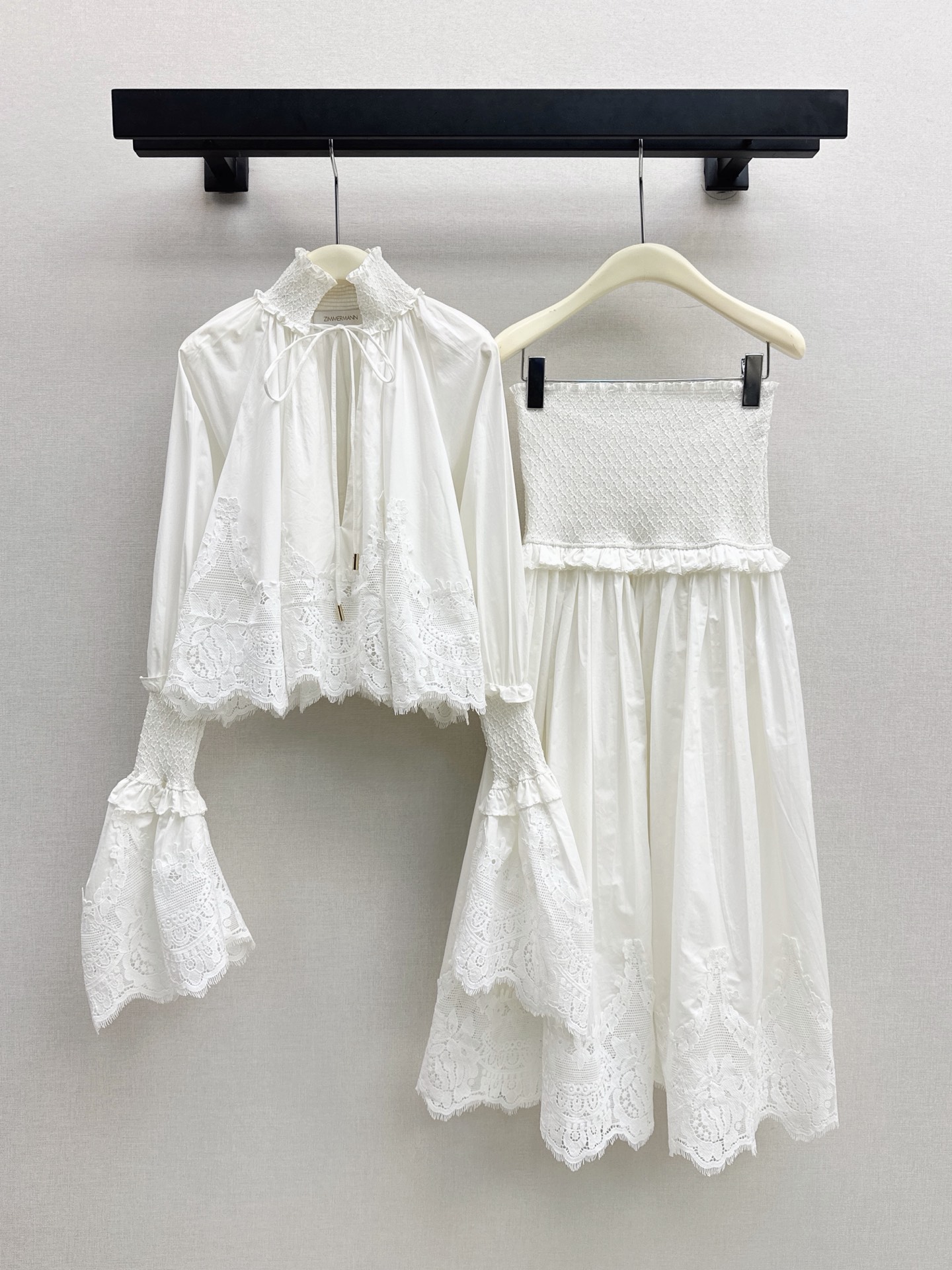 NO:958494,Zim 26Ss————The latest early autumn catwalk show, the same heavily embroidered suit with bell sleeves, stand-up collar and straps, a short embroidered lace shirt + elastic waist to cover a long skirt. The set is full of atmosphere. The lace at the hem is soft, delicate and light. It has a sense of smart air. It is fresh and pure, suitable for daily wear on vacation. High-quality poplin cotton fabric has good texture. One-color sml shirts, skirts, shirts,19860909Zim 26Ss————早秋最新走秀同款重磅刺绣套装喇叭袖立领绑带小短款刺绣蕾丝衬衫+松紧腰打揽长款半裙 一套搭配氛围感拉满 下摆蕾丝花边柔美细腻轻盈垂坠 自带灵动空气感 清新纯欲度假日常穿搭皆可 高品质府绸棉面料 质感很好 一色sml 衬衫,,skirts,shirts,,Women's clothing