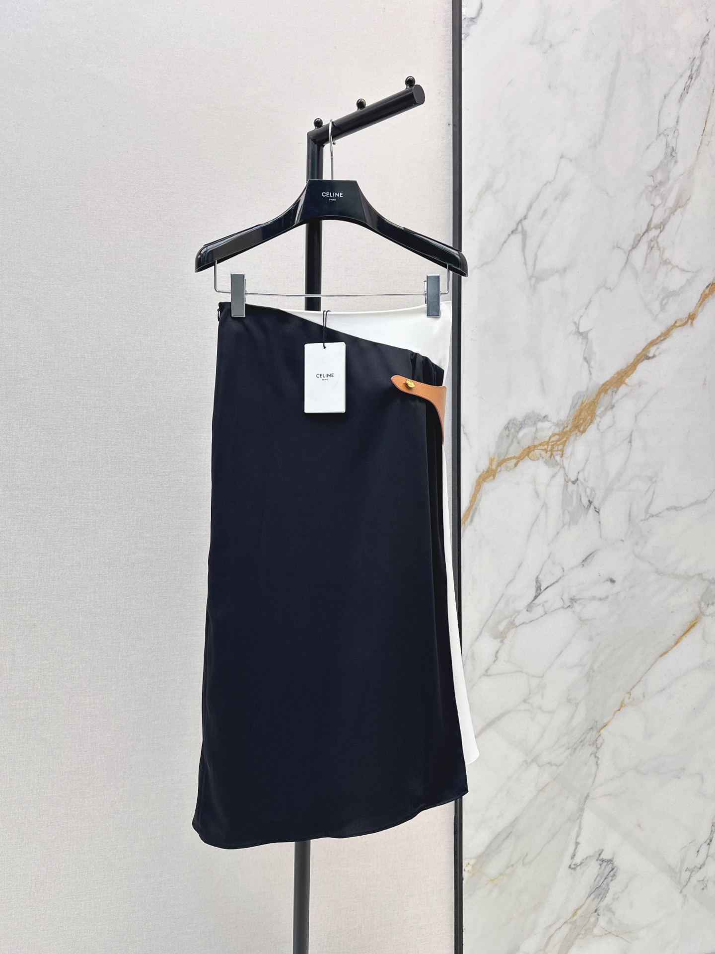 NO:958485,Ce 26Ss - the latest classic black and white contrasting long skirt in early autumn. Customized old Arc de Triomphe belt decoration. Matched with black and white contrasting design. Rich layering. The upper body is properly long and the legs are particularly tall. It is an excellent item that can be matched casually. It is versatile and can be used for daily life or vacation. One color sml,,skirts,19860909Ce 26Ss———早秋最新款经典黑白撞色长款半裙定制的老凯旋门皮带装饰 搭配黑白撞色设计 丰富层次感 上身妥妥的长腿精效果 特别显高 随意搭配都出色的单品 实力百搭 日常或者度假都OK 一色sml,,skirts,,Women's clothing