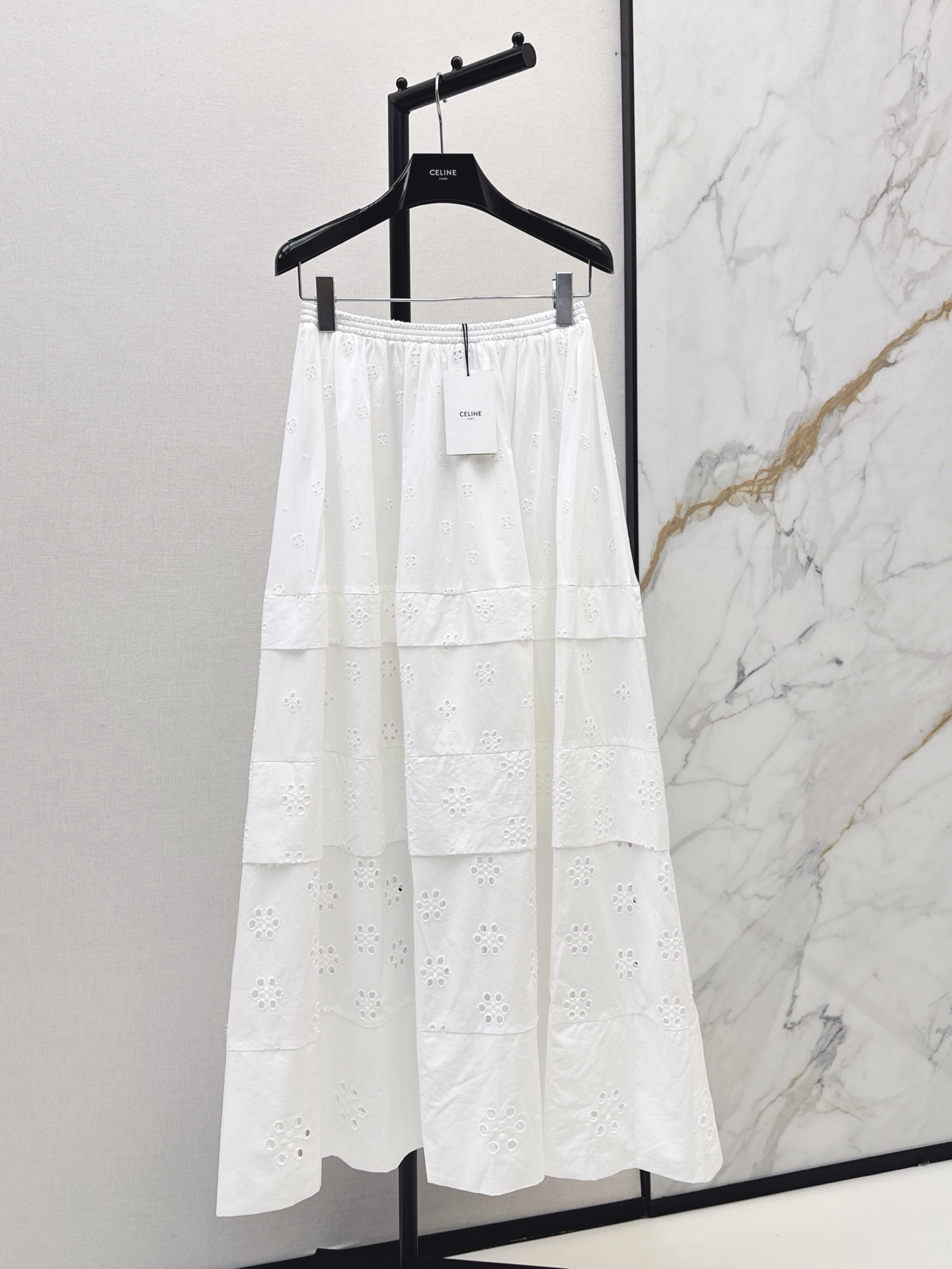 NO:958469,Southern French holiday style Ce 26Ss - the latest early autumn long skirt with heavy embroidery and hollow craftsmanship, pure cotton texture, delicate, breathable and comfortable. Hollow flower embroidery. Classic layered cake long version tailoring. The large skirt design is very material-consuming. Recommend a set to match. Retro palace style with its own elegant and gorgeous feeling. One color sml,,skirts,19860909南法度假风 Ce 26Ss————早秋最新款重磅刺绣镂空工艺长款半裙纯棉质感细腻透气又舒适 缕空花朵刺绣 经典层次感蛋糕长款版型剪裁 大裙摆设计非常耗料 推荐一套搭配 复古宫廷风 自带优雅华丽感 一色sml,,skirts,,Women's clothing