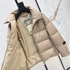 时髦小众设计 26Ss————秋冬最新款短款百搭立领羽绒服🖤 H版型中长款连帽休闲剪裁 上身超显瘦 干净利落剪裁版型 上 时髦小众设计 26Ss————秋冬最新款短款百搭立领羽绒服🖤 H版型中长款连帽休闲剪裁 上身超显瘦 干净利落剪裁版型 上