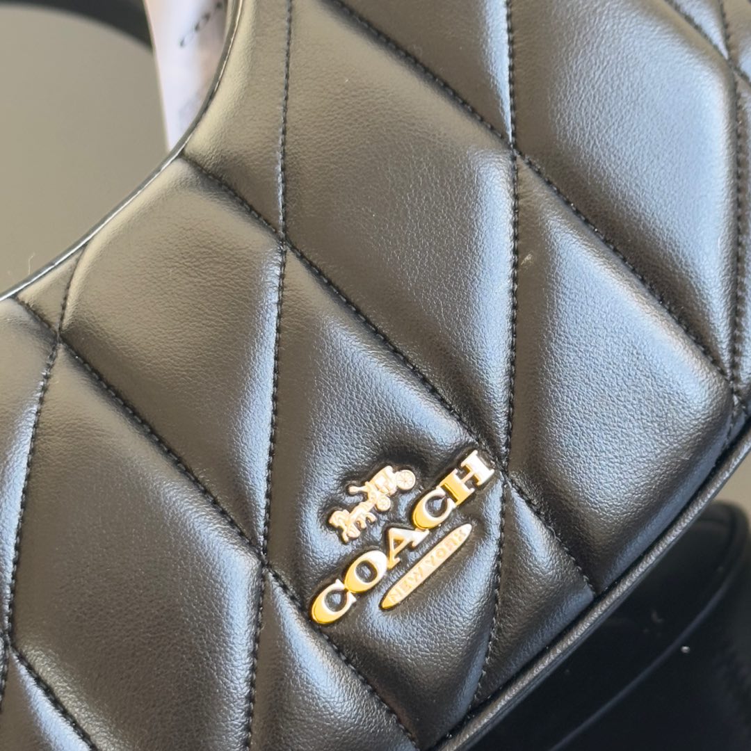 Coach ～原Coach 蔻驰 Carmen系列 CY710 新款月牙包2色 配有可调节式肩带