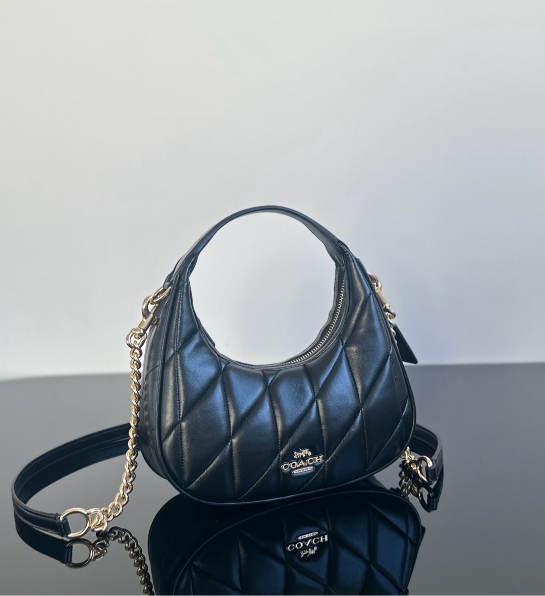 Coach ～原Coach 蔻驰 Carmen系列 CY710 新款月牙包2色 配有可调节式肩带