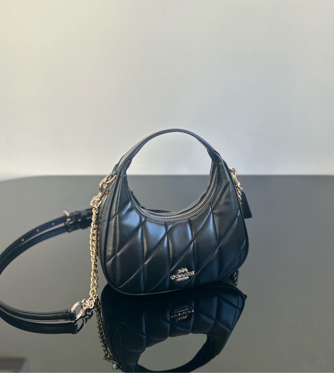 Coach ～原Coach 蔻驰 Carmen系列 CY710 新款月牙包2色 配有可调节式肩带