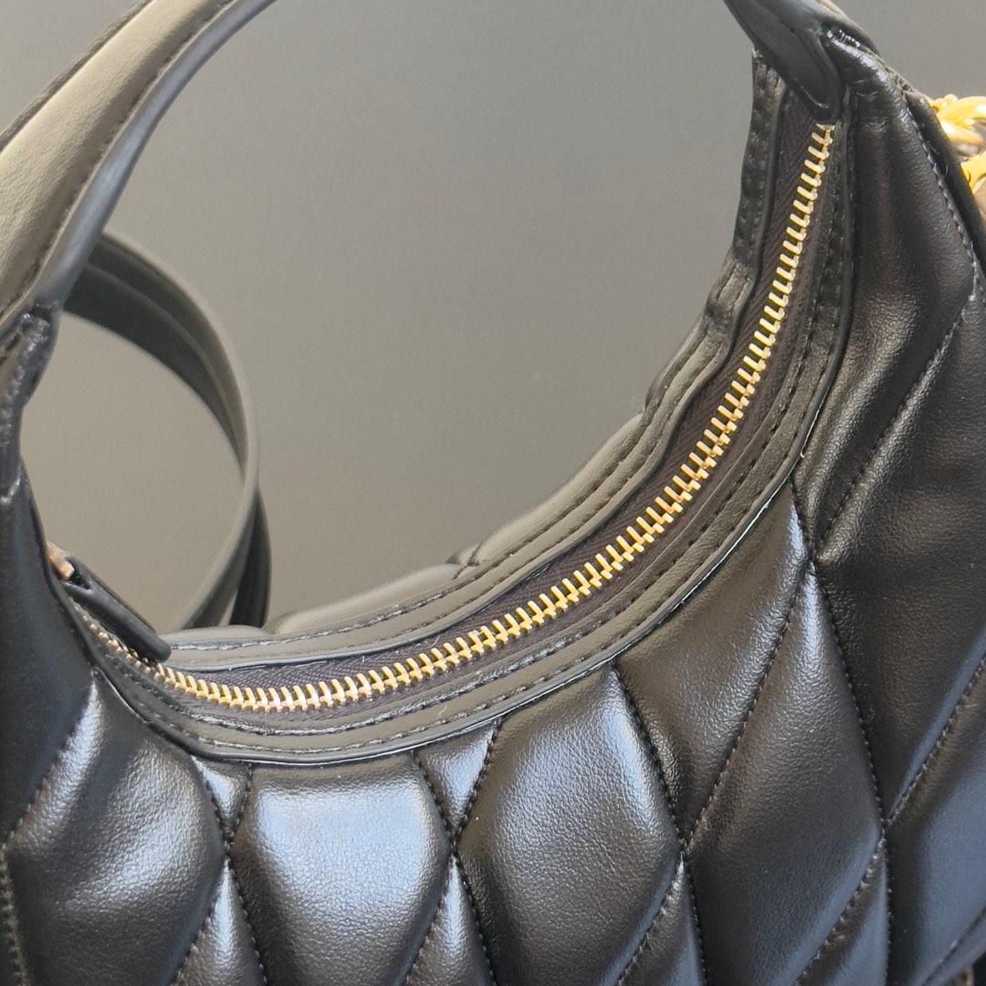 Coach ～原Coach 蔻驰 Carmen系列 CY710 新款月牙包2色 配有可调节式肩带