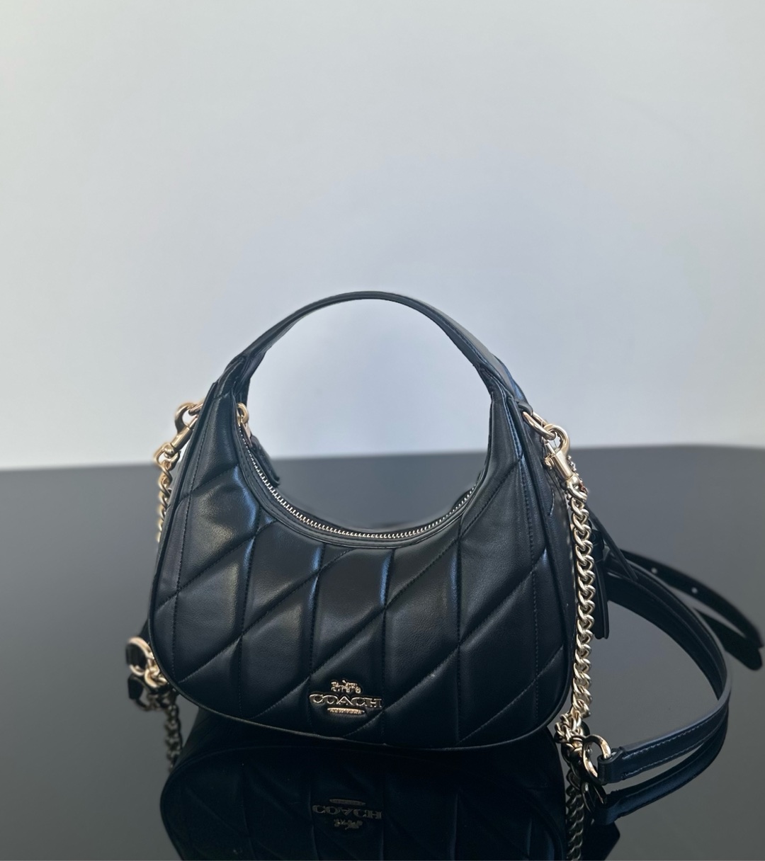 Coach ～原Coach 蔻驰 Carmen系列 CY710 新款月牙包2色 配有可调节式肩带