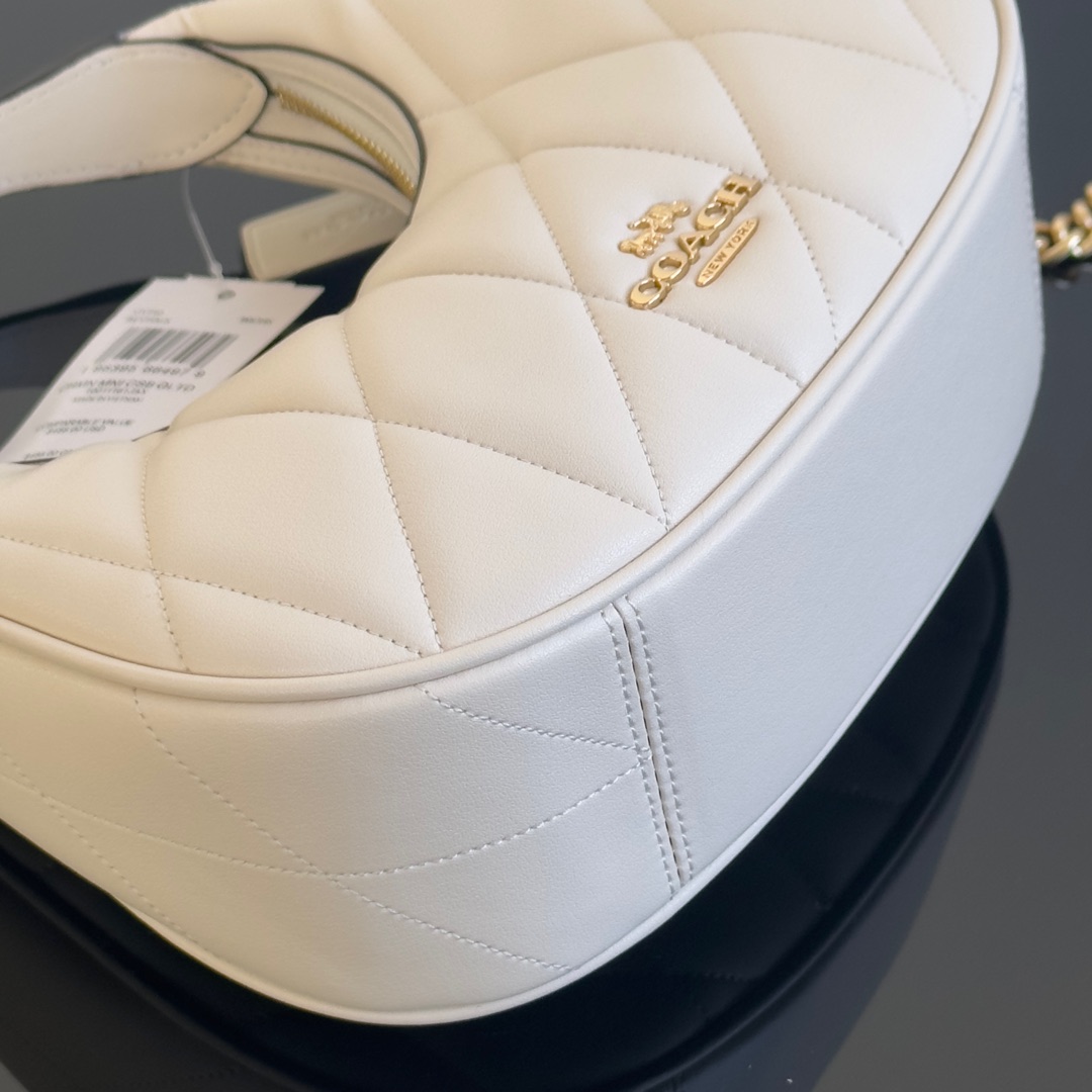 Coach ～原Coach 蔻驰 Carmen系列 CY710 新款月牙包2色 配有可调节式肩带