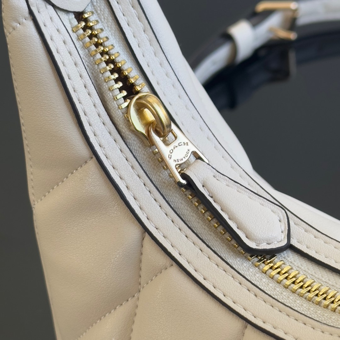Coach ～原Coach 蔻驰 Carmen系列 CY710 新款月牙包2色 配有可调节式肩带