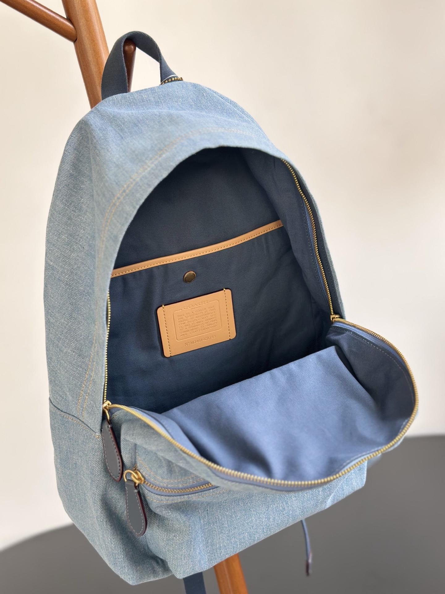 Coach ～纯原Coach蔻驰CAT43 最新款牛仔双肩背包 水洗牛仔的风今年刮到了包包品类里