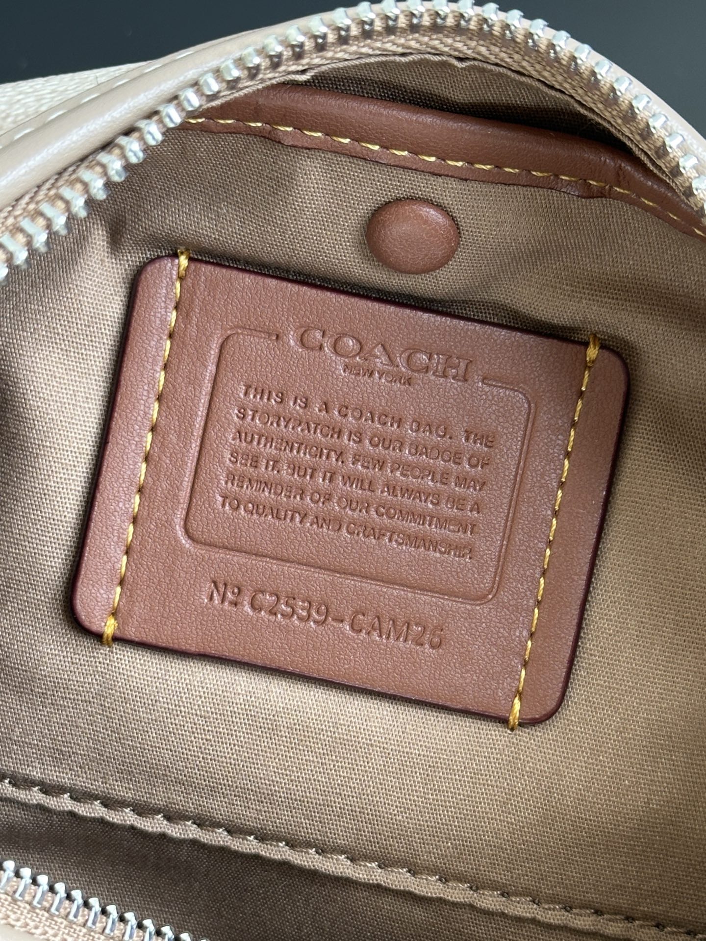 Coach ～冰川白纯原Coach蔻驰 CAM26 Juliet朱丽叶系列老花流浪包 三肩带设计