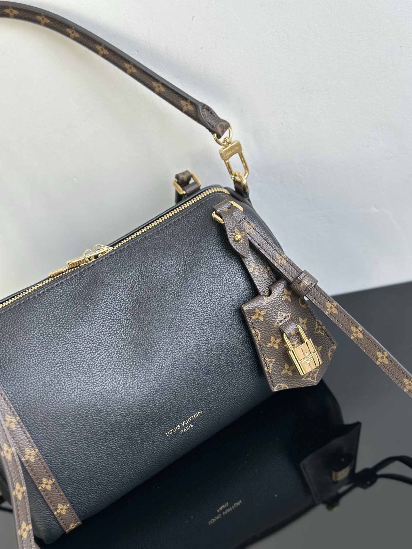 Louis Vuitton Express Small Handbag M26039 Black Premium Leather 8 i1756537516107 7050 0 6