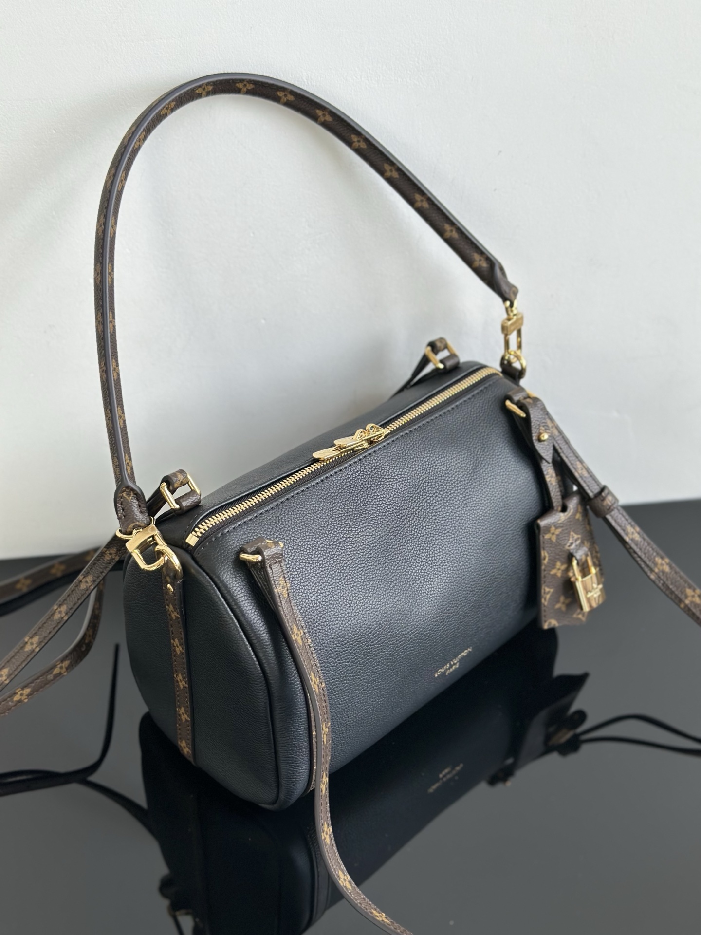 Louis Vuitton Express Small Handbag M26039 Black Premium Leather 6 i1756537518083 6482 0 5