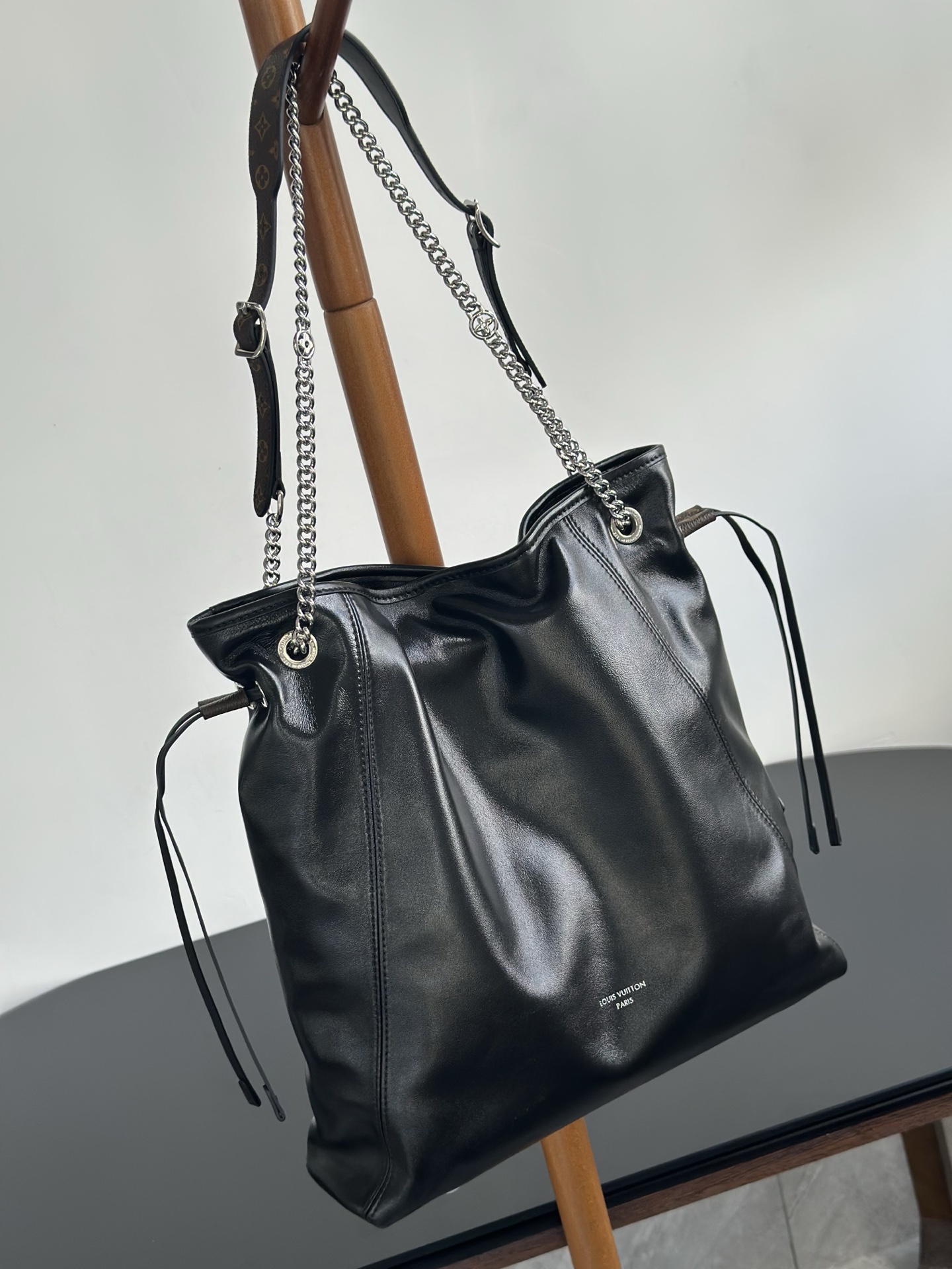 Louis Vuitton Off Duty Medium Bag M25545 Black Leather with Chain 8 i1756879182352 6654 0 0