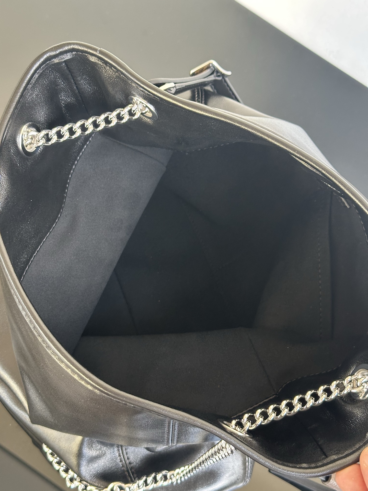 Louis Vuitton Off Duty Medium Bag M25545 Black Leather with Chain 15 i1756879184783 2675 0 8