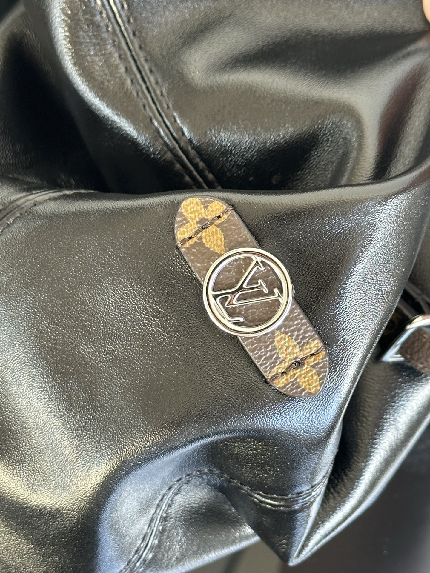 Louis Vuitton Black Leather On My Side GM Shoulder Bag M25545 8 i1756879268378 9628 0 5