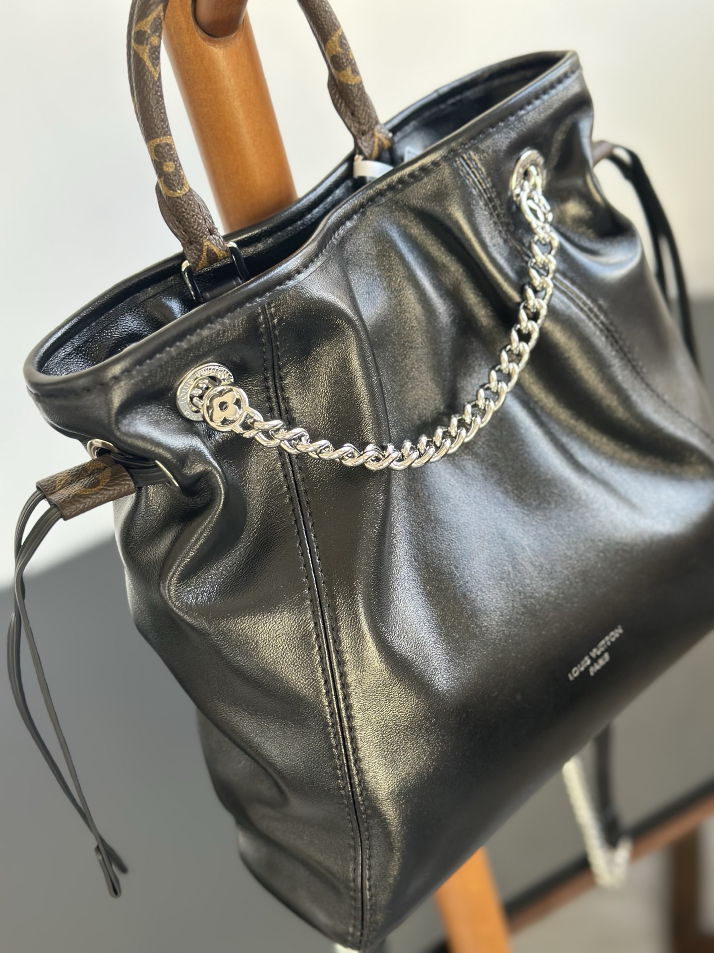 Louis Vuitton Vibe Off Duty Black Leather Shoulder Bag, 25 cm 9 i1756880072235 2511 0 1