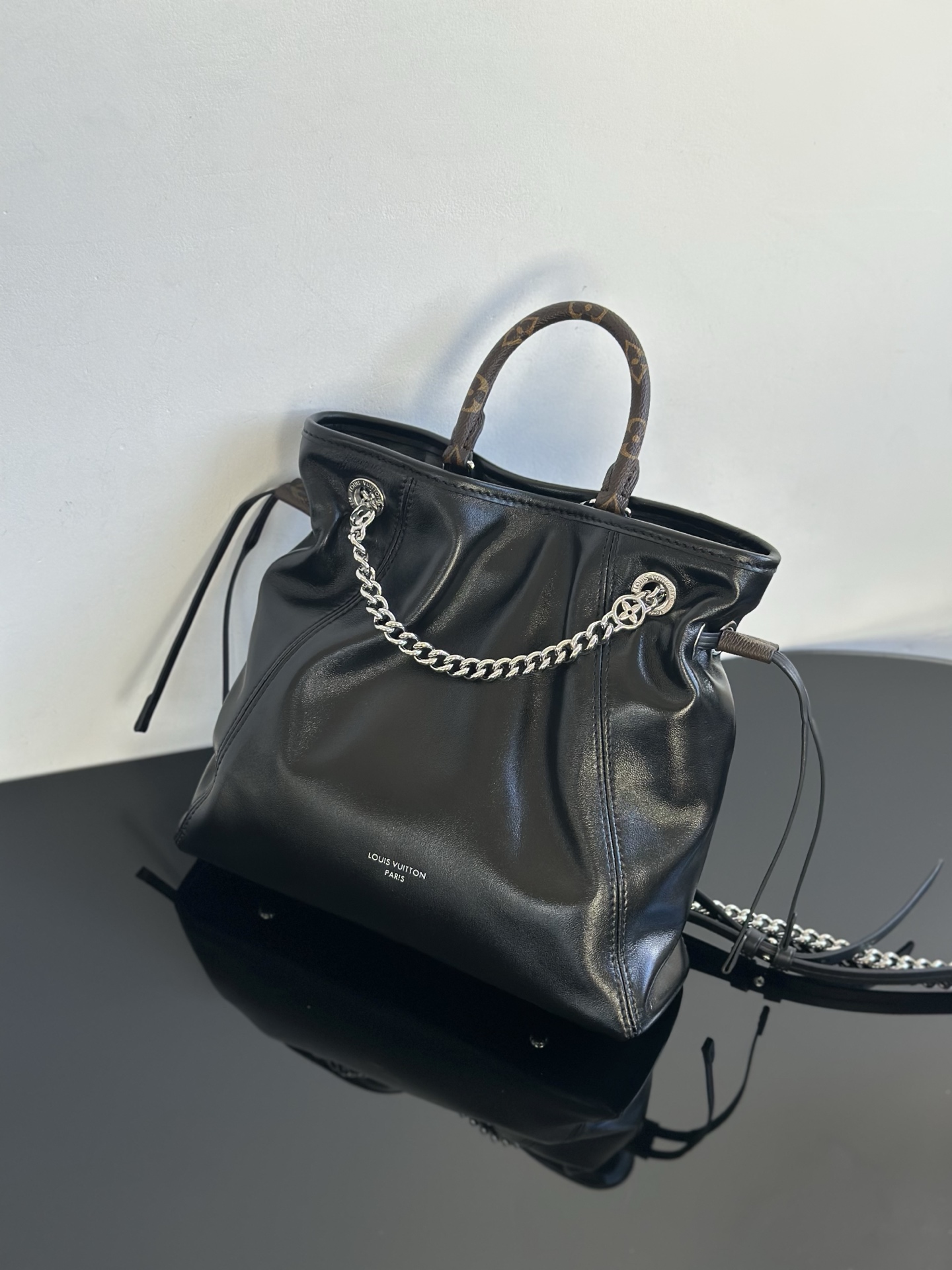 Louis Vuitton Vibe Off Duty Black Leather Shoulder Bag, 25 cm 4 i1756880072365 3221 0 4