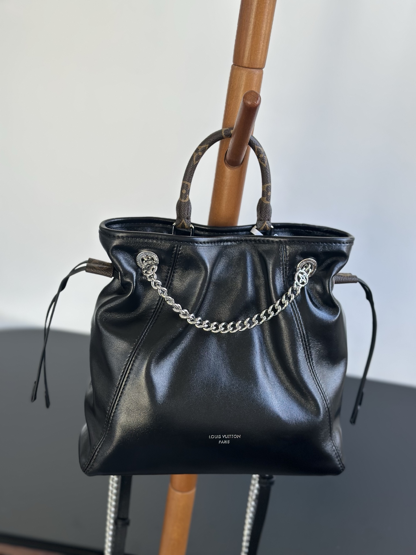 Louis Vuitton Vibe Off Duty Black Leather Shoulder Bag, 25 cm 8 i1756880074119 3369 0 0