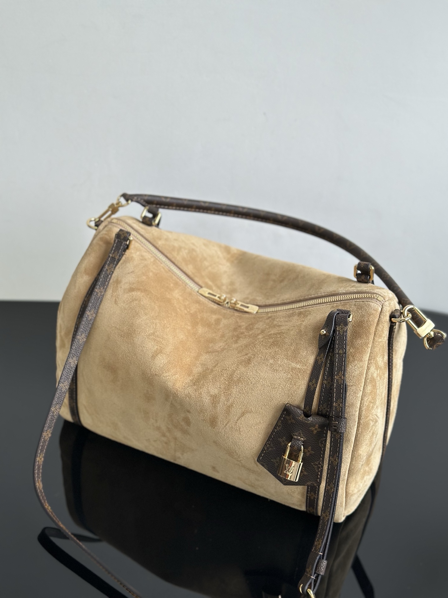 Louis Vuitton Express Medium Khaki Suede Bag - M26358 6 i1757504880512 7135 0 4