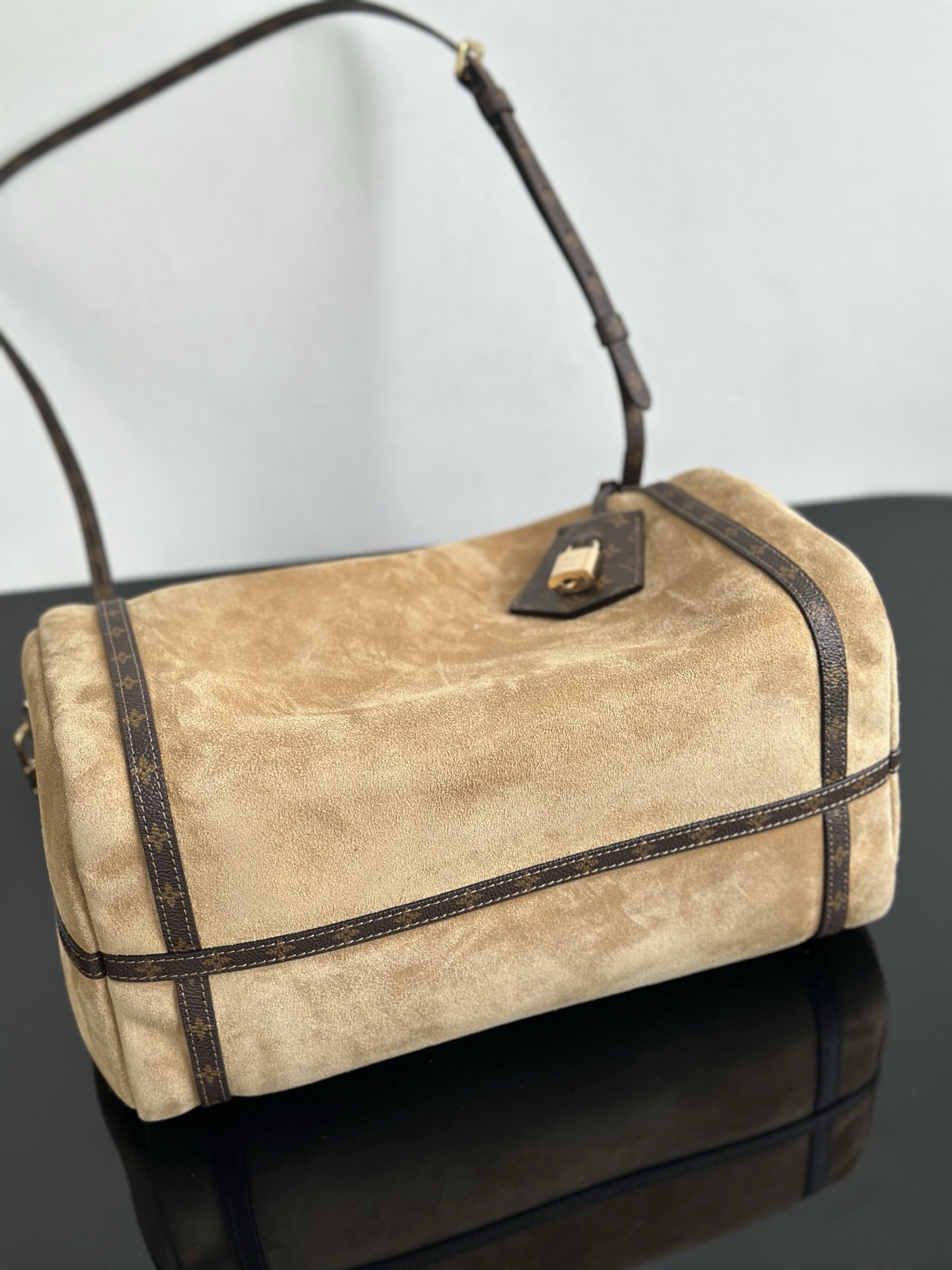 Louis Vuitton Express Medium Khaki Suede Bag - M26358 9 i1757504880536 3285 0 7