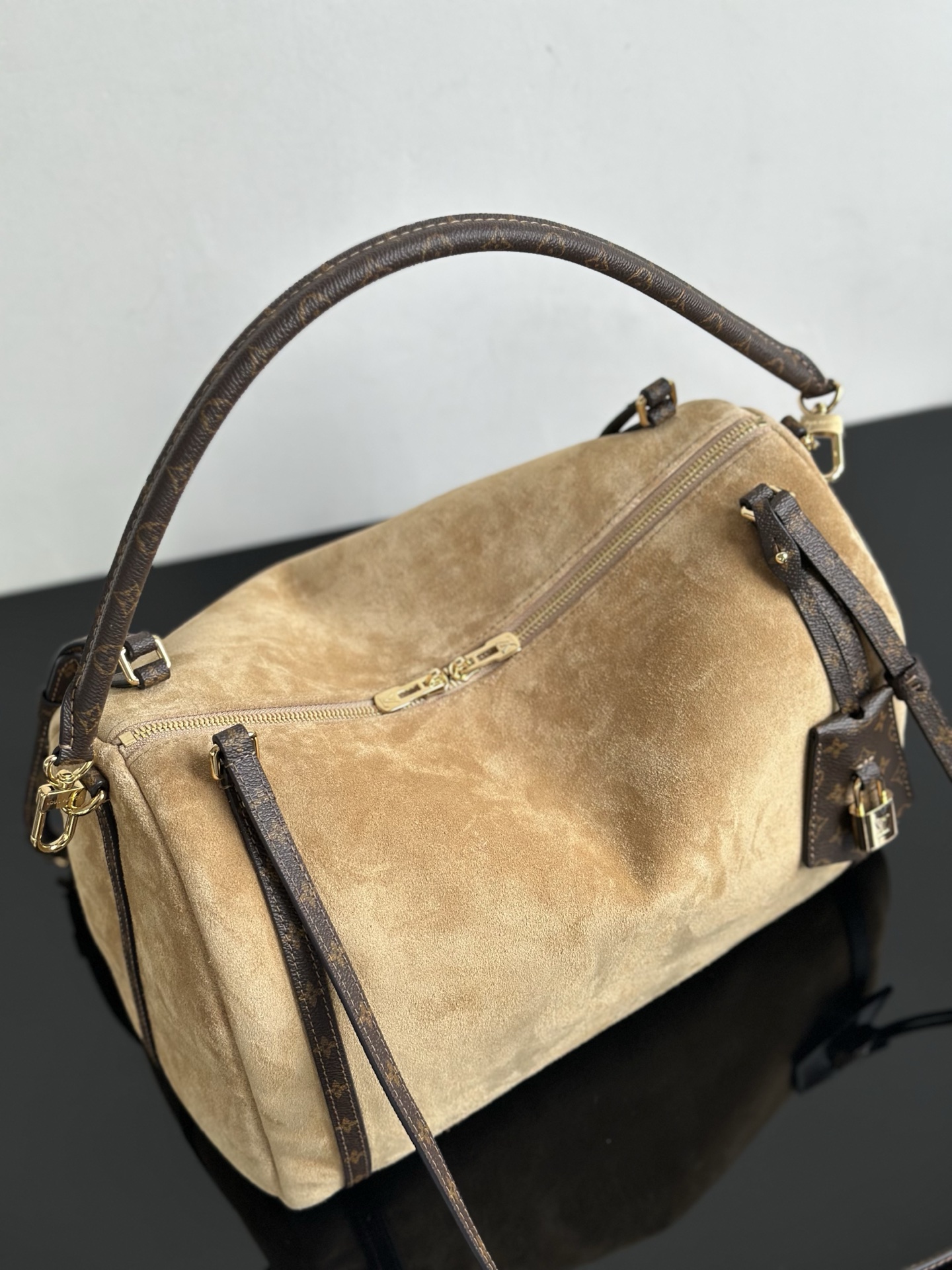 Louis Vuitton Express Medium Khaki Suede Bag - M26358 5 i1757504882012 2235 0 3