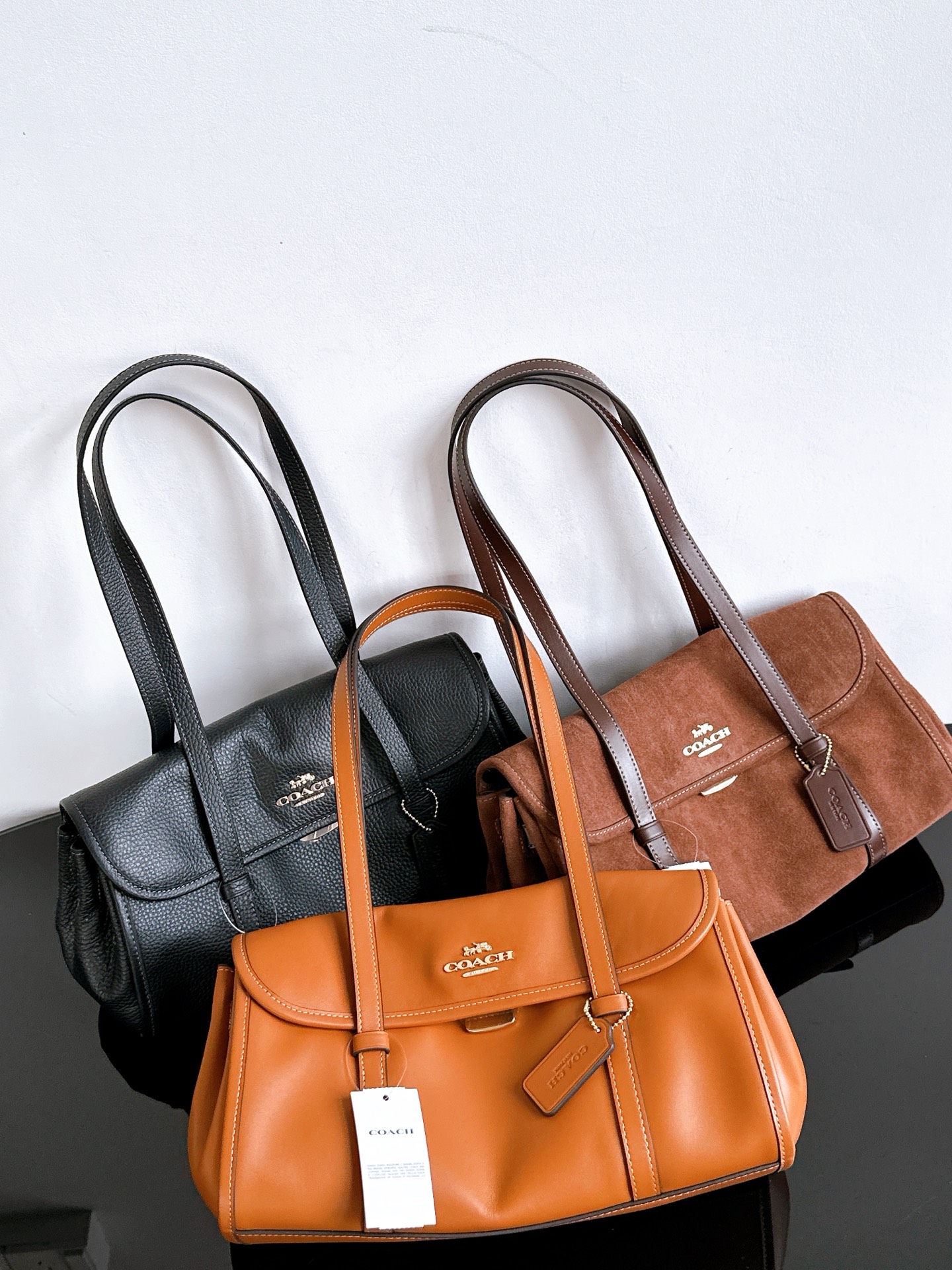 Coach’s pure original and authentic new Bridget series models are available in 3 colors. The three colors and three fabrics are not a single choi