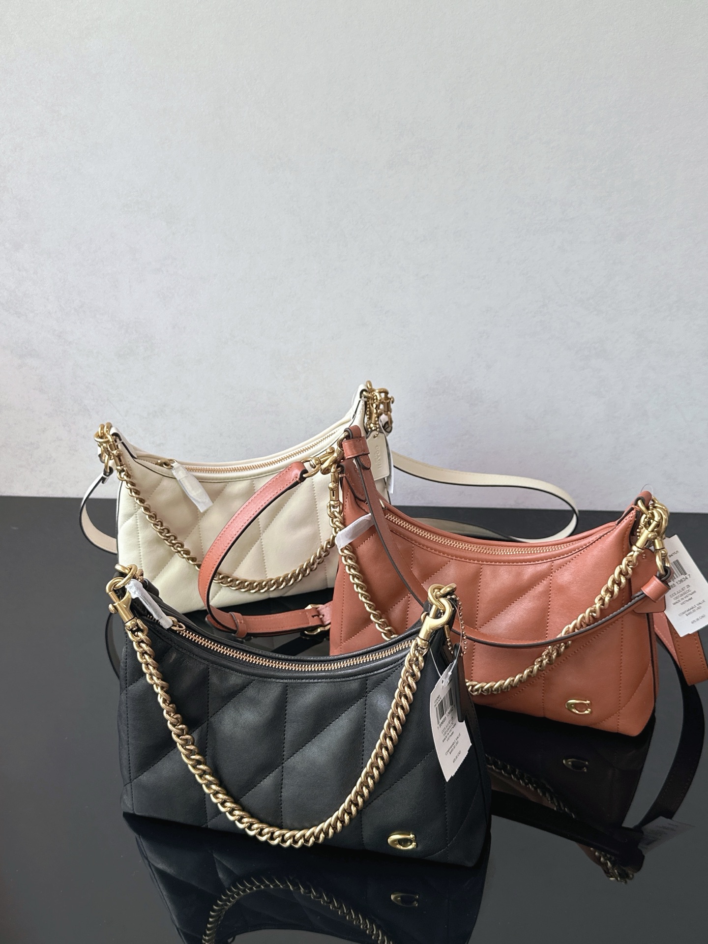 Coach's pure original new Juliet 25 armpit bag welds French laziness and retro sophistication together. The soft and fufu quilted rhombus sheepsk
