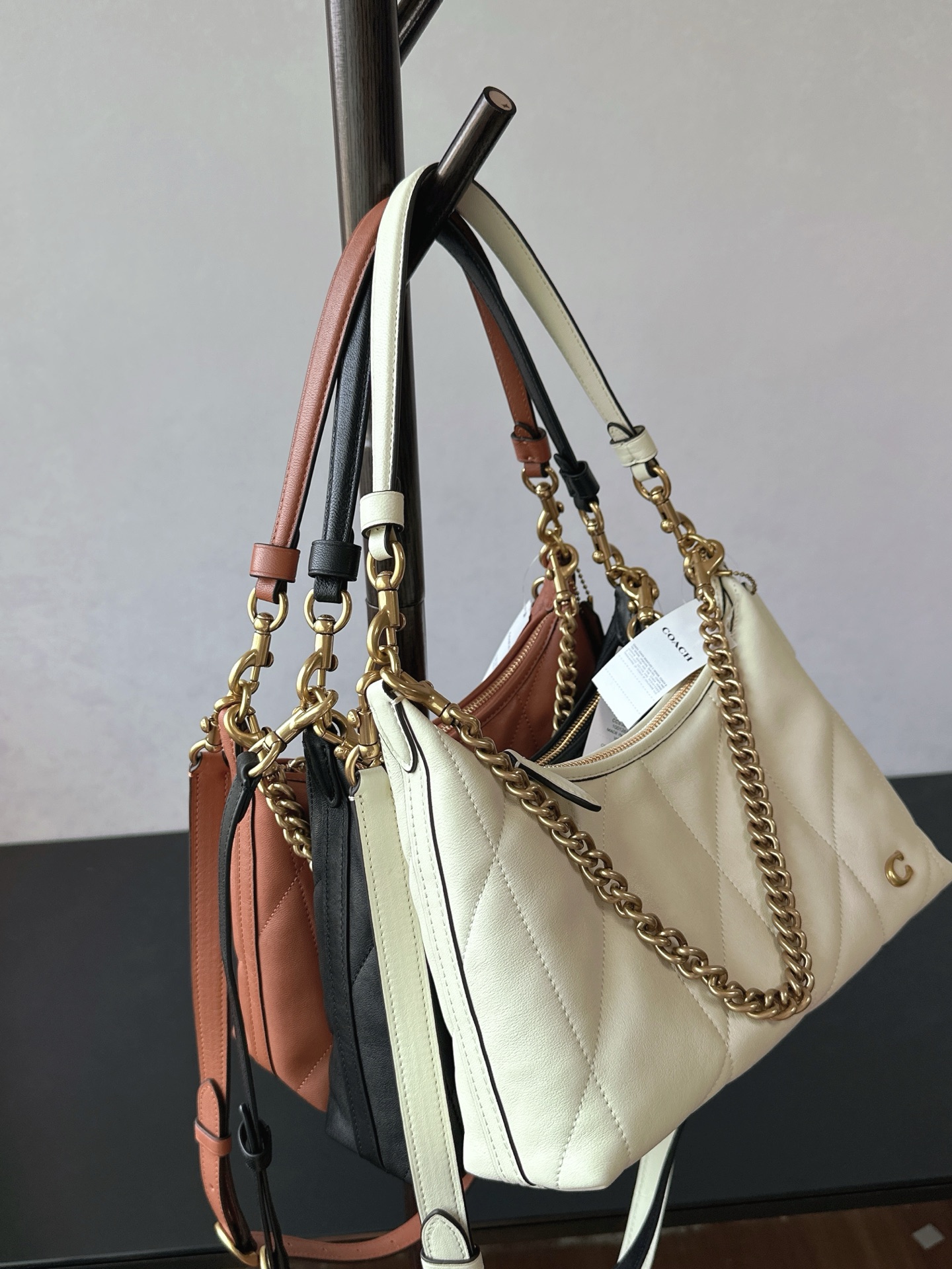 Coach's pure original new Juliet 25 armpit bag welds French laziness and retro sophistication together. The soft and fufu quilted rhombus sheepsk